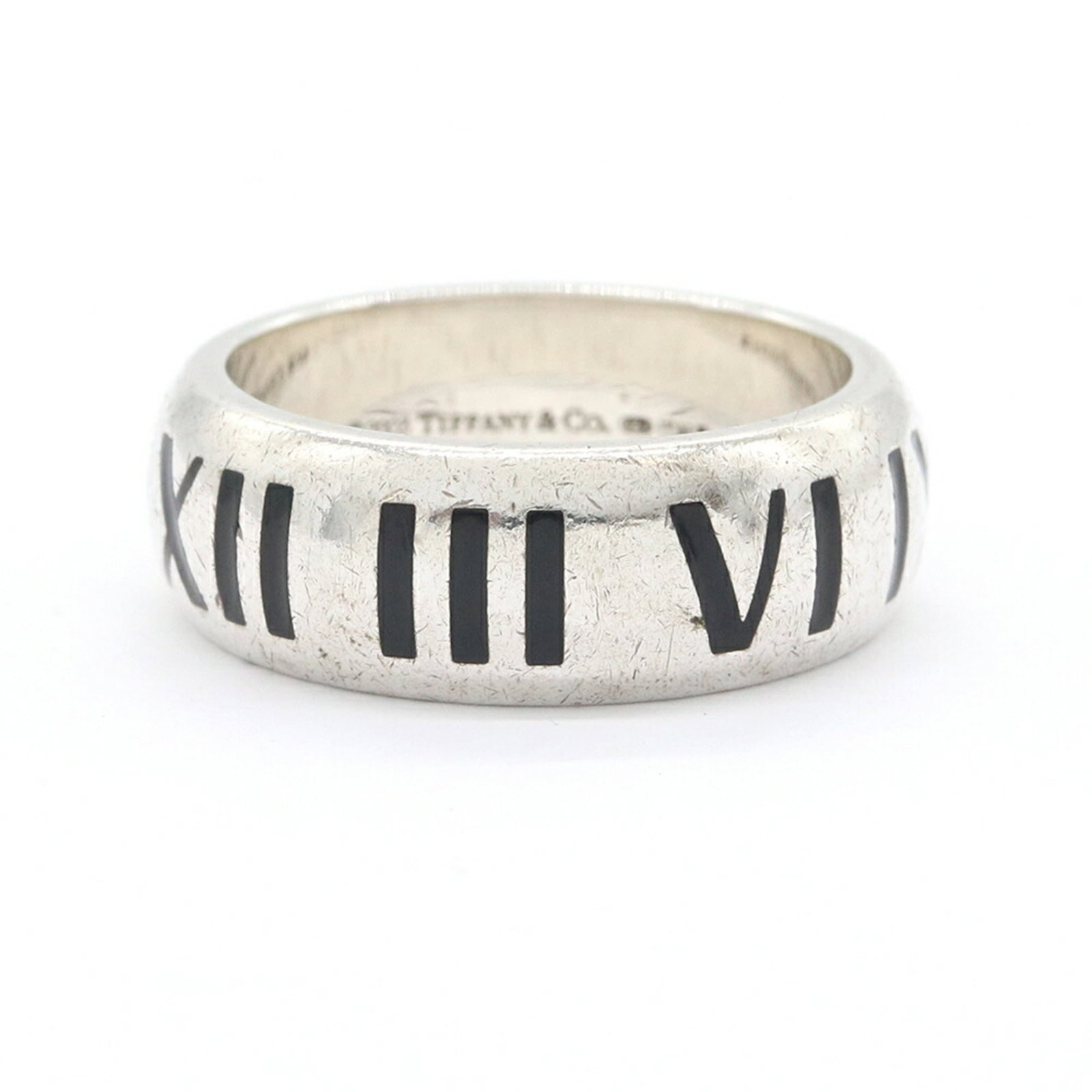 Tiffany Band Ring Sterling Silver 925: Tiffany Band Ring Sterling Silver 925 Sterling silver band ring from Tiffany's Atlas line, featuring a sleek design with a width of 7.6mm and weighing 10.5g. Made from high-quality sterling silver 925