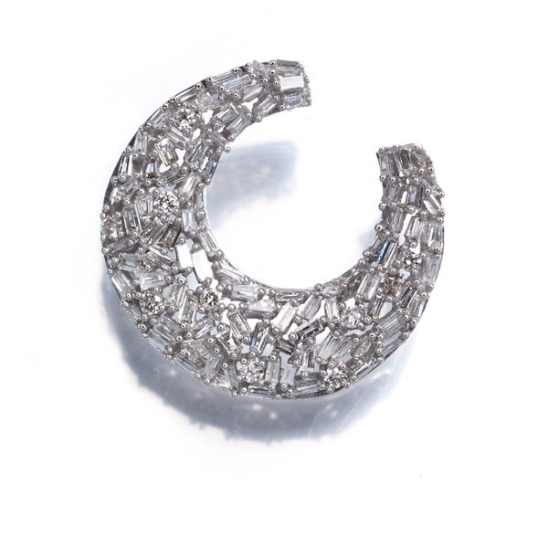Diamond 0.50Ct Moon Tapered-Cut Pendant 18K 750 White Gold: Diamond 0.50Ct Moon Tapered-Cut Pendant 18K 750 White Gold 18k white gold Moon tapered-cut diamond brooch features a total of 0.50ct natural diamond, set in an elegant design with a bail inner diamete