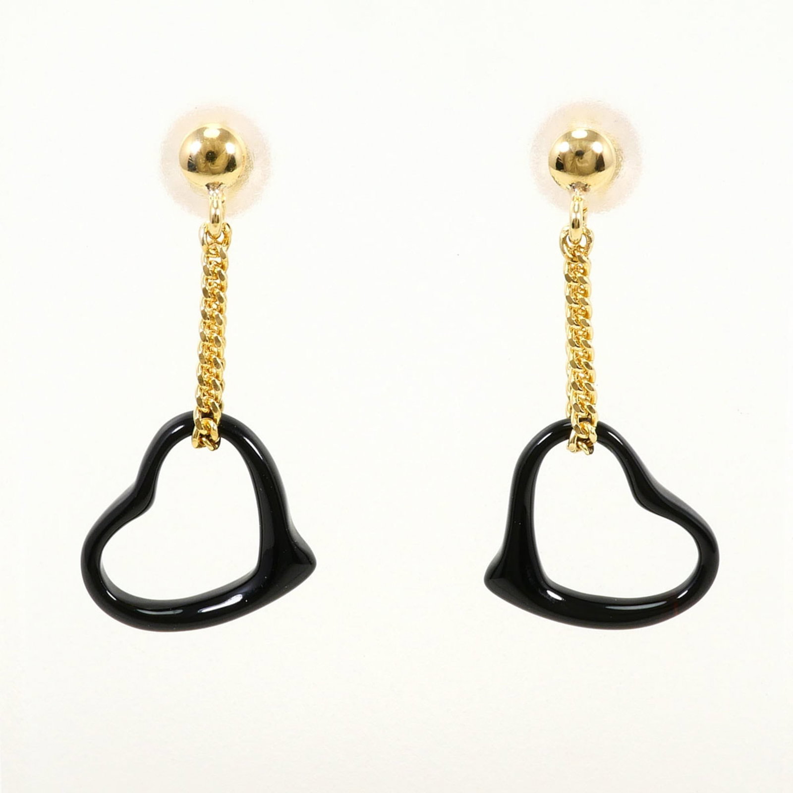 Drop Earrings Yellow Gold 18K: Drop Earrings Yellow Gold 18K Yellow gold 18K drop earrings with an onyx stone, crafted from high-quality yellow gold (18K) metal. Weighing in at 0.7g / 0.02oz, these elegant earrings showcase the bea