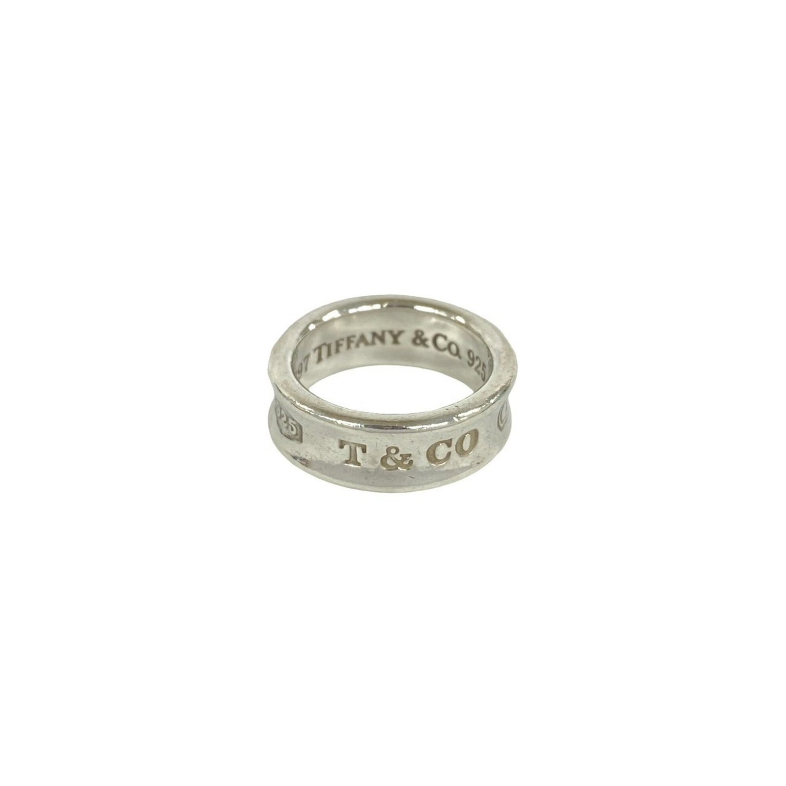Silver band ring Tiffany 925: Silver band ring Tiffany 925 Silver band ring Tiffany 925. This women's silver band ring features a classic design made from high-quality sterling silver (925). Available in US size 5, it showcases th