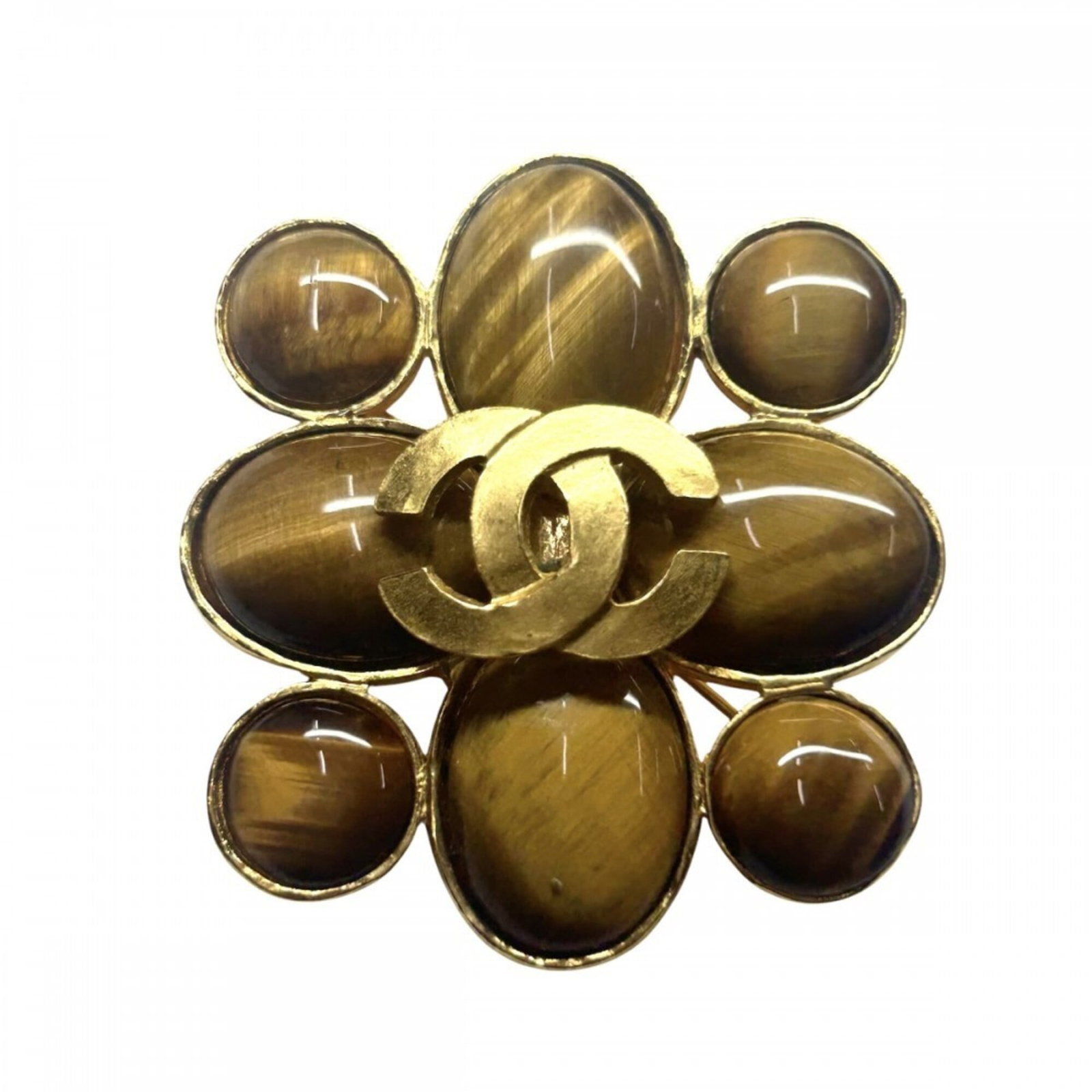 Chanel Brooch: Chanel Brooch Gold plated Chanel brooch with a brown finish, measuring 5cm x 4.8cm x 1cm in size and weighing 38.3g. This vintage piece features a classic design that stands out with its elegant gold 