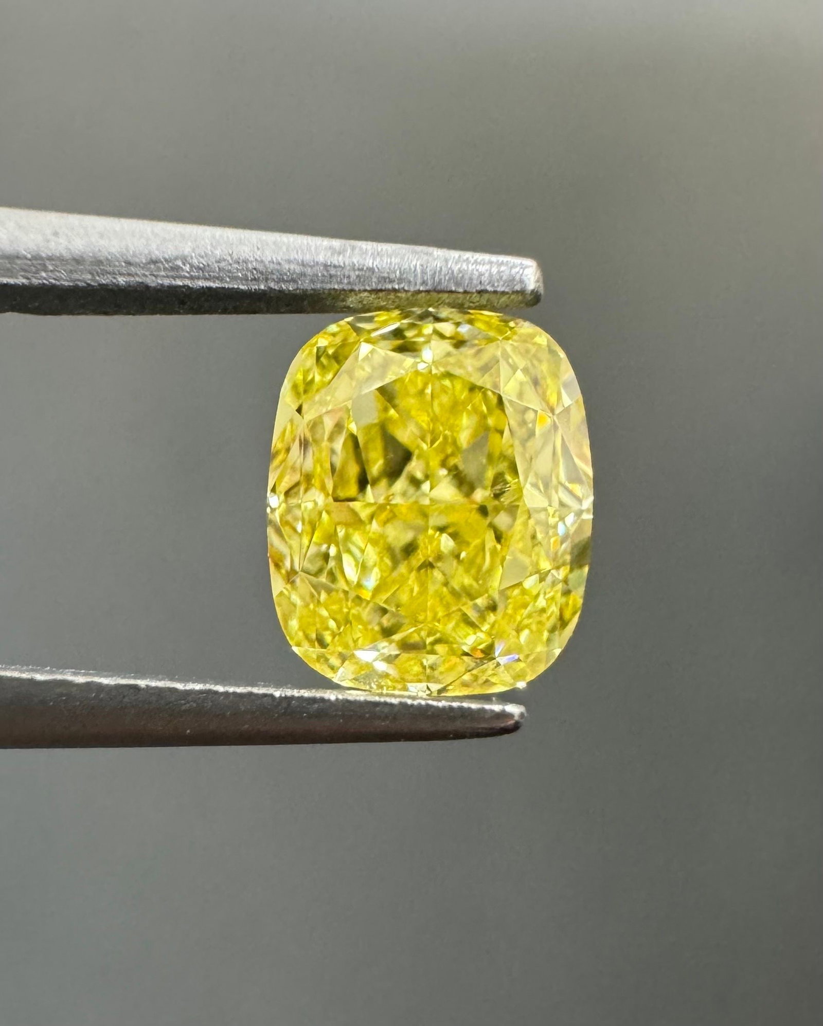 GIA Cushion Brilliant 0.64ct Fancy Vivid Yellow VVS2 - Loose Natural Diamond (1 of 1)
