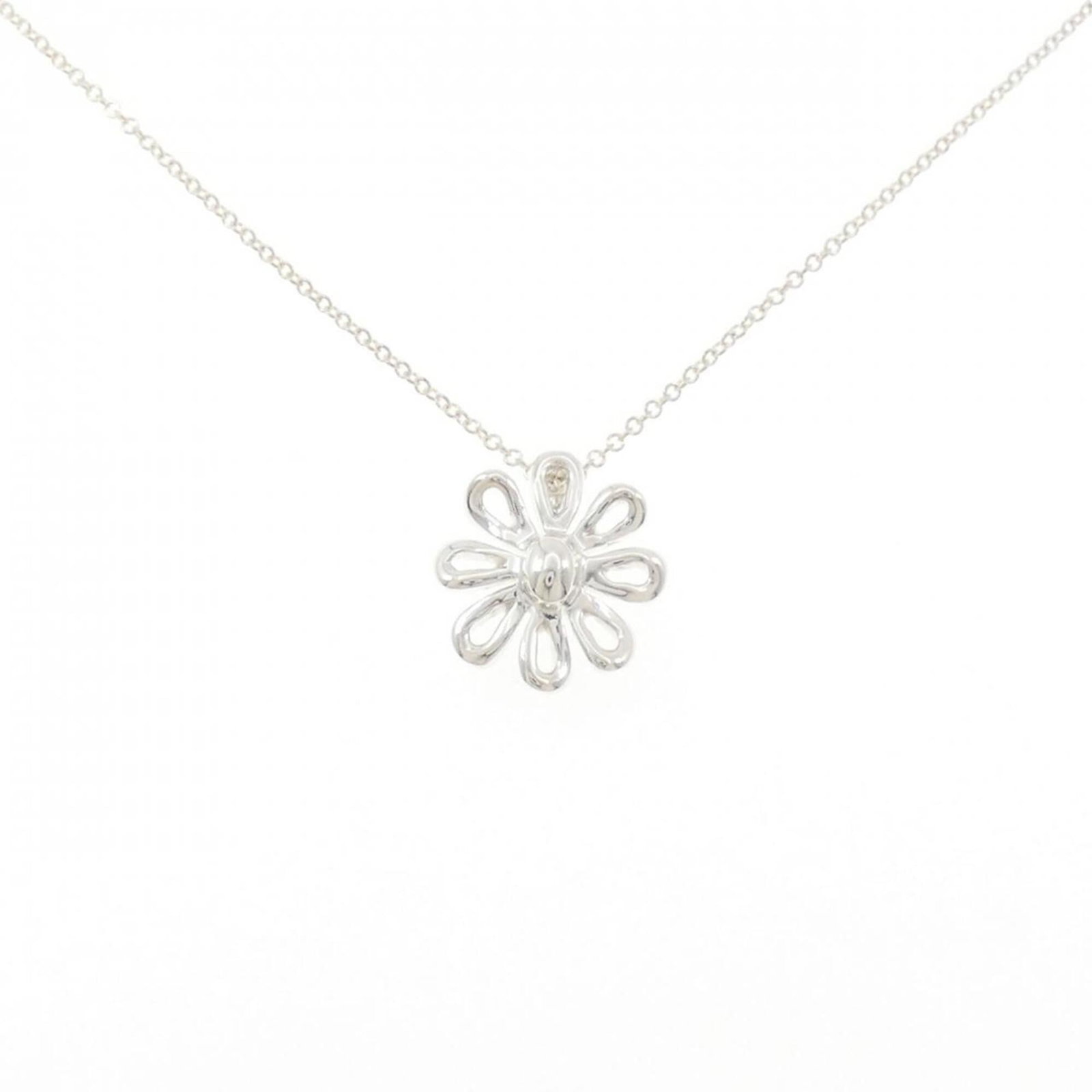 Daisy Tiffany Necklace: Daisy Tiffany Necklace Silver 925 Daisy Tiffany Necklace features a pendant with dimensions 14.7mm x 13.7mm, suspended from a necklace with a circumference of 41 cm / 16.14''. The piece is made from