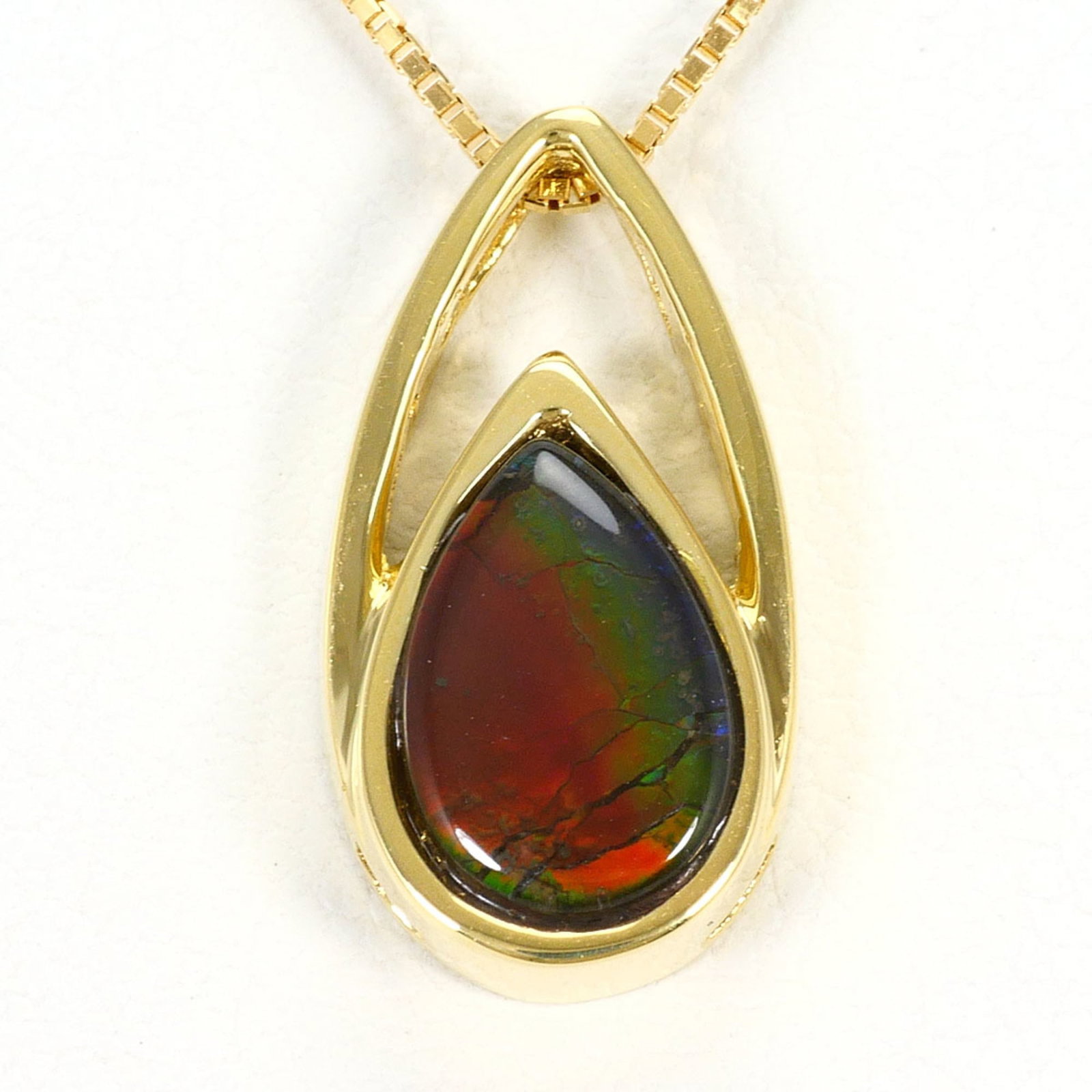 18K (18-Karat) Yellow Gold Necklace Total Weight 3.4G 40Cm Jewelry: 18K (18-Karat) Yellow Gold Necklace Total Weight 3.4G 40Cm Jewelry 18K yellow gold necklace with a total weight of 3.4g and a length of 40cm, featuring a pendant that measures 16mm x 8mm. This