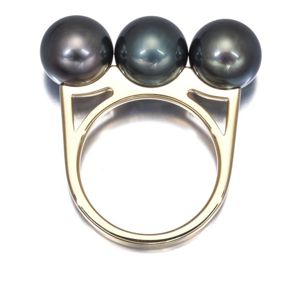 Tasaki Ring Black South Sea Pearl 9.1Mm Balance Era Us6-6.25 18K Yg: Tasaki Ring Black South Sea Pearl 9.1Mm Balance Era Us6-6.25 18K Yg Yellow gold ring featuring a large, luminous South Sea pearl with a diameter of approximately 9.1mm, set in an elegant design that b