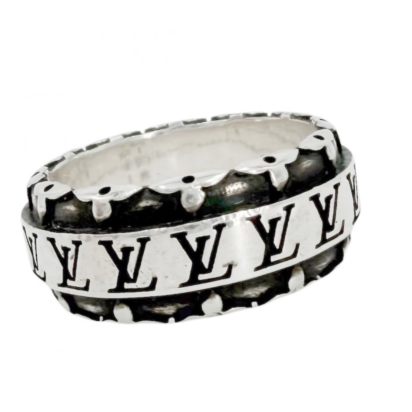 Silver Band Ring from Louis Vuitton: Silver Band Ring from Louis Vuitton Silver Band Ring from Louis Vuitton, made from high-quality silver (925), features a sleek and modern design. This men's band ring boasts a classic look with a simp