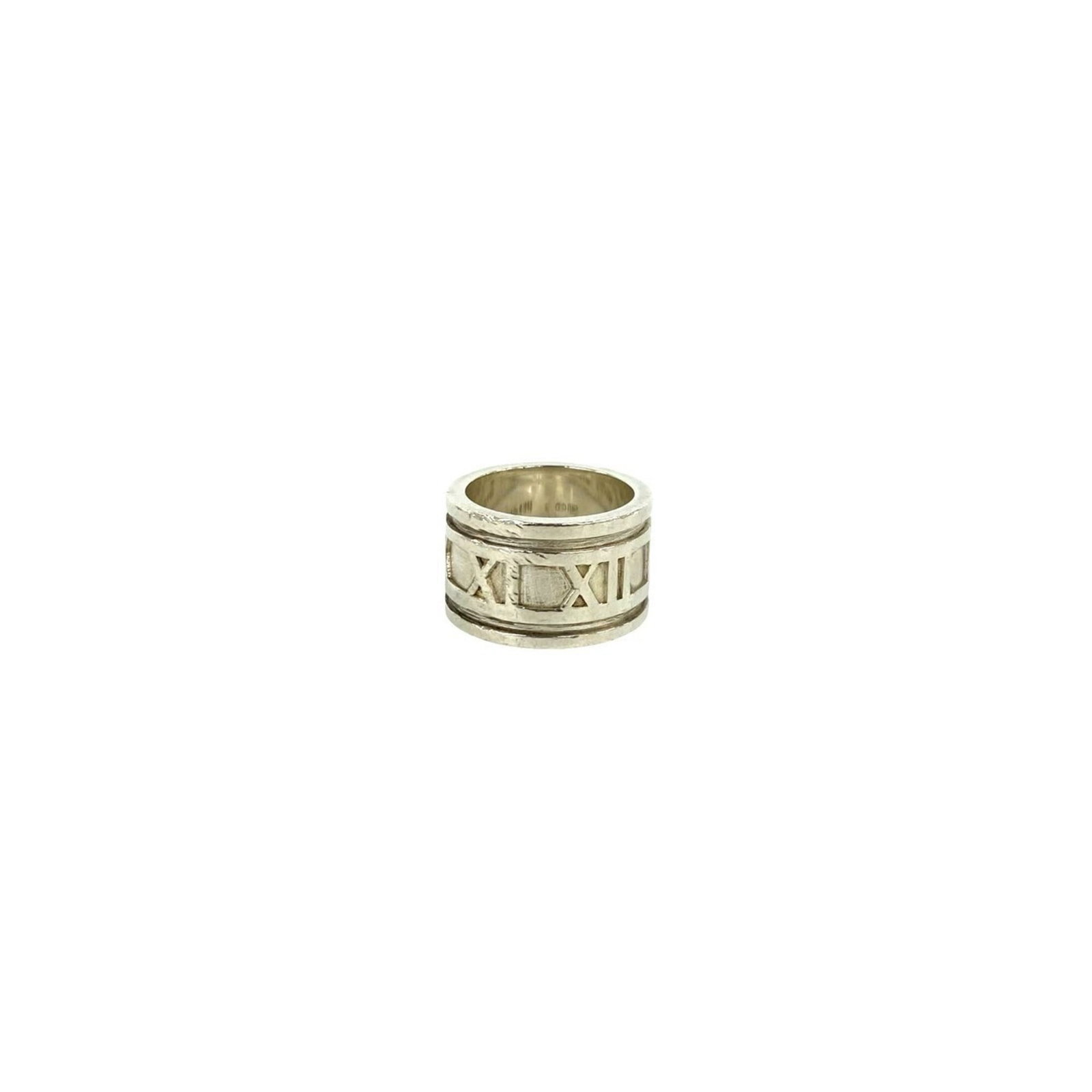 Silver band ring Tiffany 925: Silver band ring Tiffany 925 Silver band ring Tiffany 925 features a sleek, silver design with a US size 4 fit. Made from high-quality sterling silver (925), this band ring offers a touch of understat