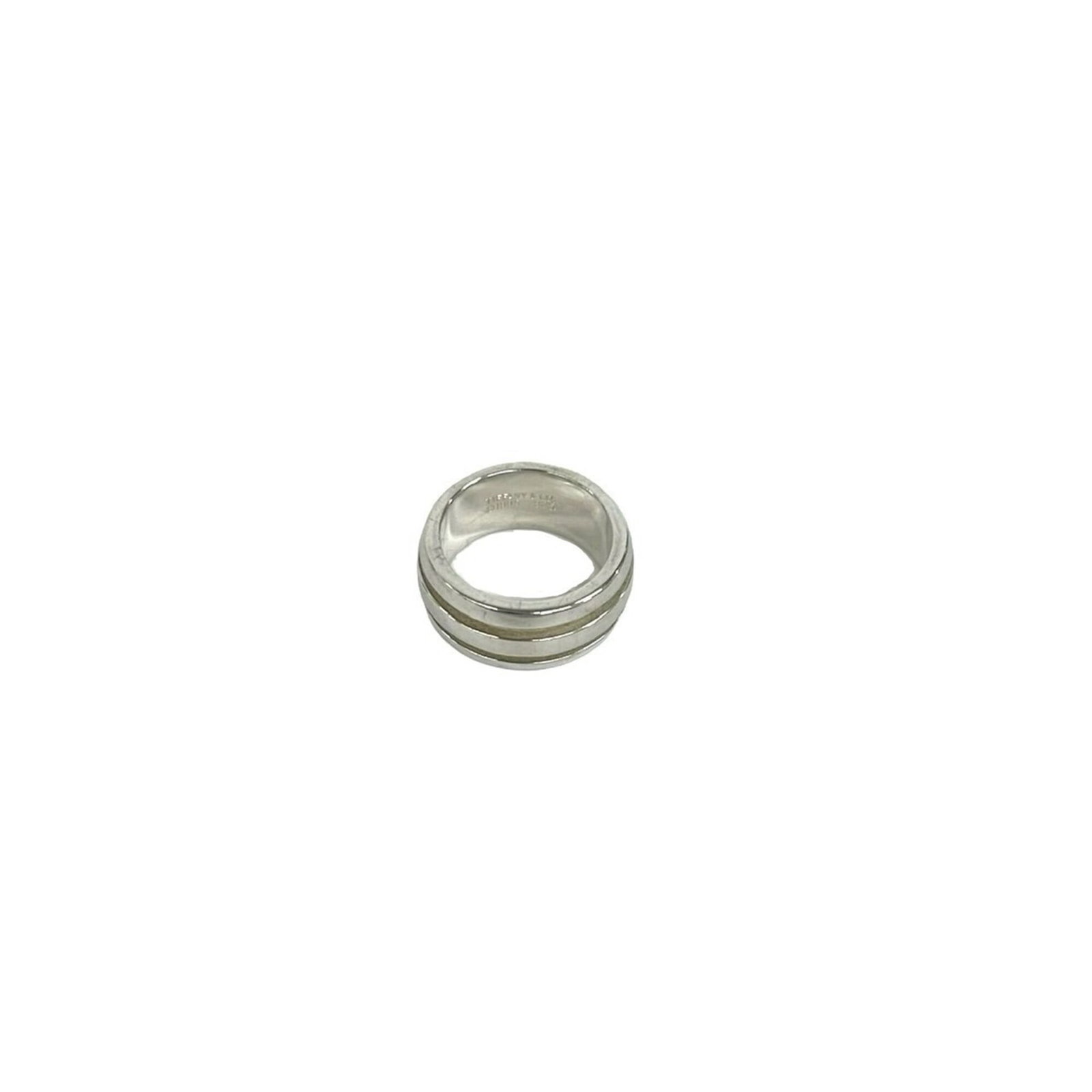 Silver band ring Tiffany 925: Silver band ring Tiffany 925 Silver band ring Tiffany 925 features a sleek, silver design. Made from high-quality 925 sterling silver, this women's band ring is a classic choice for everyday wear. The