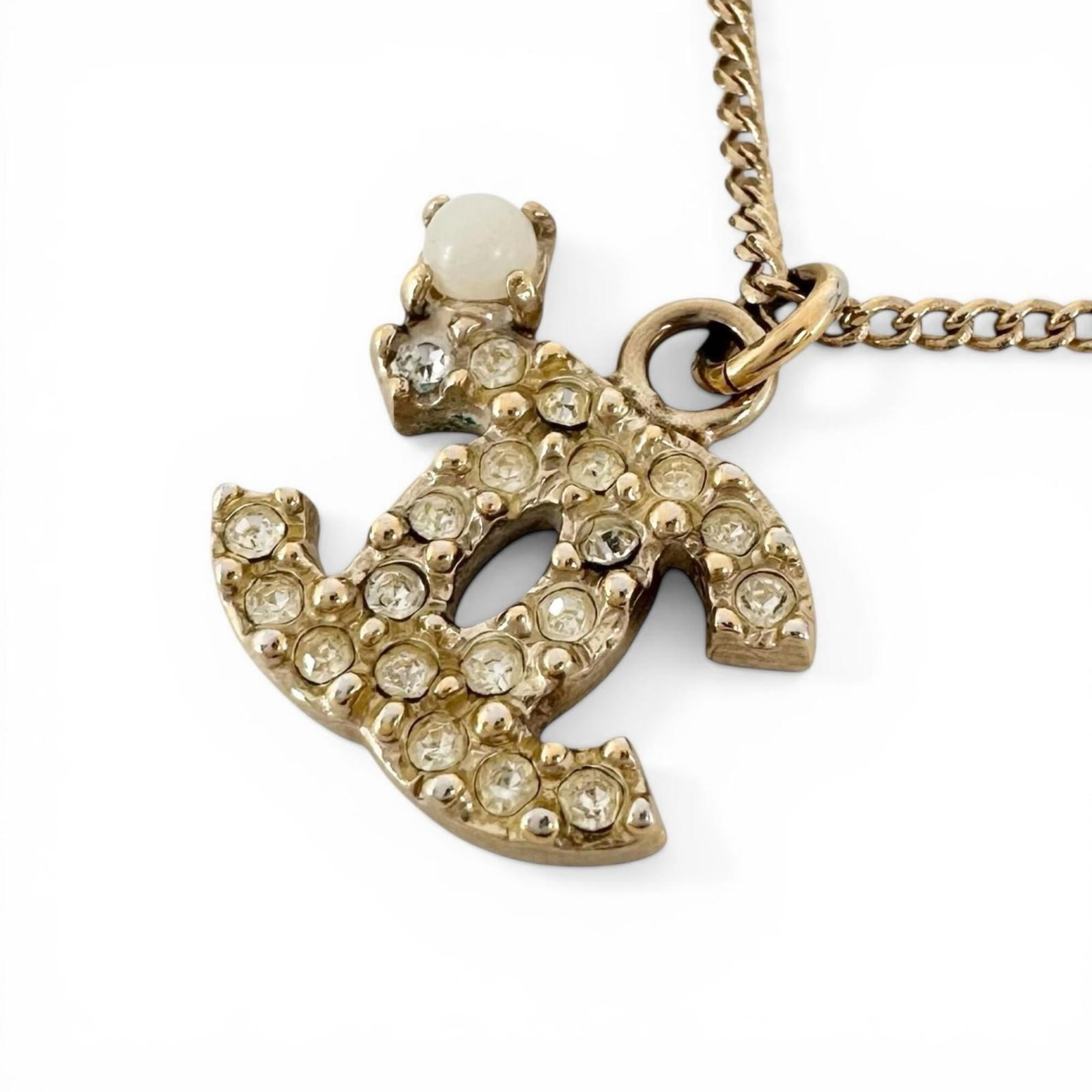Chanel women's gold rhinestone necklace 09a: Chanel women's gold rhinestone necklace 09a Gold rhinestone necklace from Chanel, featuring a 9.7mm x 12.2mm pendant with a 44.5 cm / 17.51'' chain circumference, set in Italy. This elegant piece show
