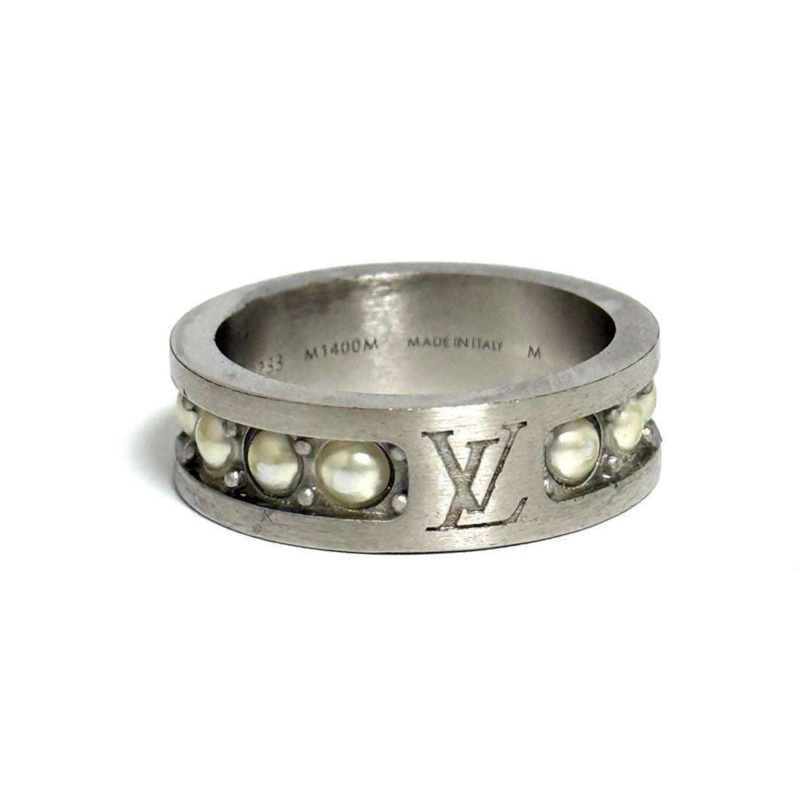 Vuitton Louis Ring Pearl Metal Band Artificial: Vuitton Louis Ring Pearl Metal Band Artificial Artificial pearl and metal band ring from Louis Vuitton, featuring the iconic design. This men's band ring boasts a signature element, bearing the mark