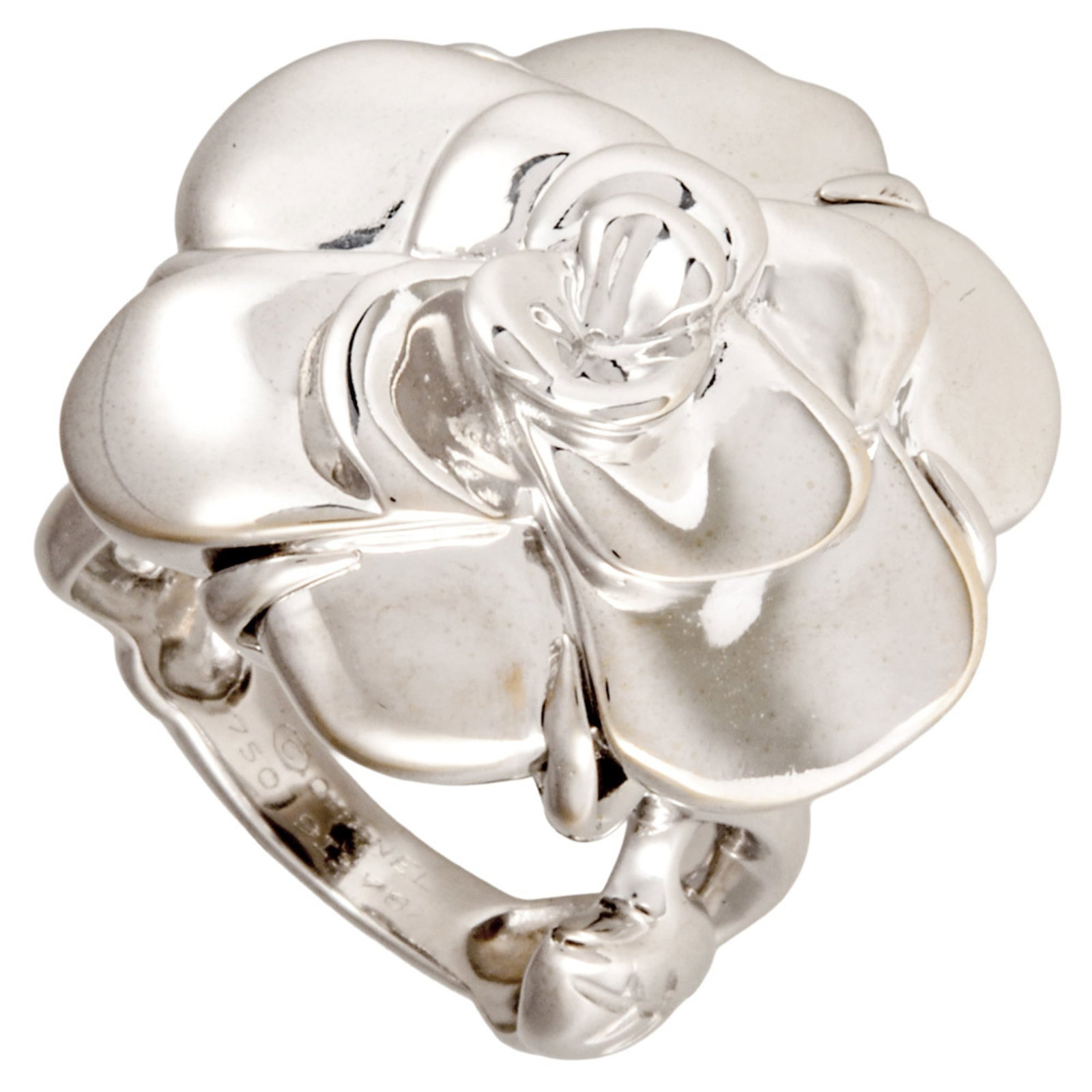 Chanel Band Ring White Gold (18K): Chanel Band Ring White Gold (18K) This 18K white gold band ring from Chanel boasts its sleek design and premium material, making it a stylish addition to any jewelry collection. With a US size of 5.5,