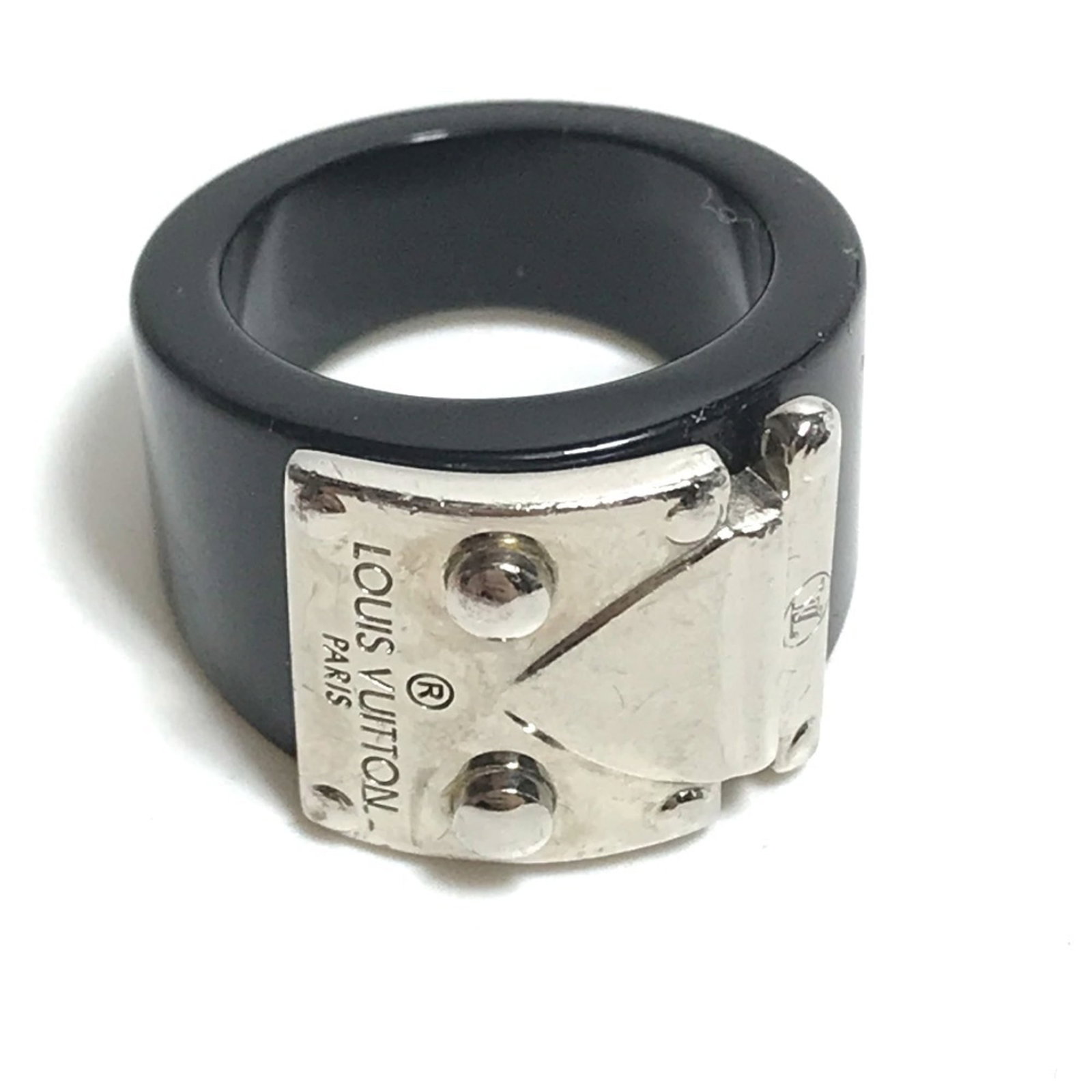 Vuitton Louis Plastic Band Ring: Vuitton Louis Plastic Band Ring The Vuitton Louis Plastic Band Ring features a sleek black and silver design, showcasing the iconic Louis Vuitton brand. Made from high-quality plastic material, this b