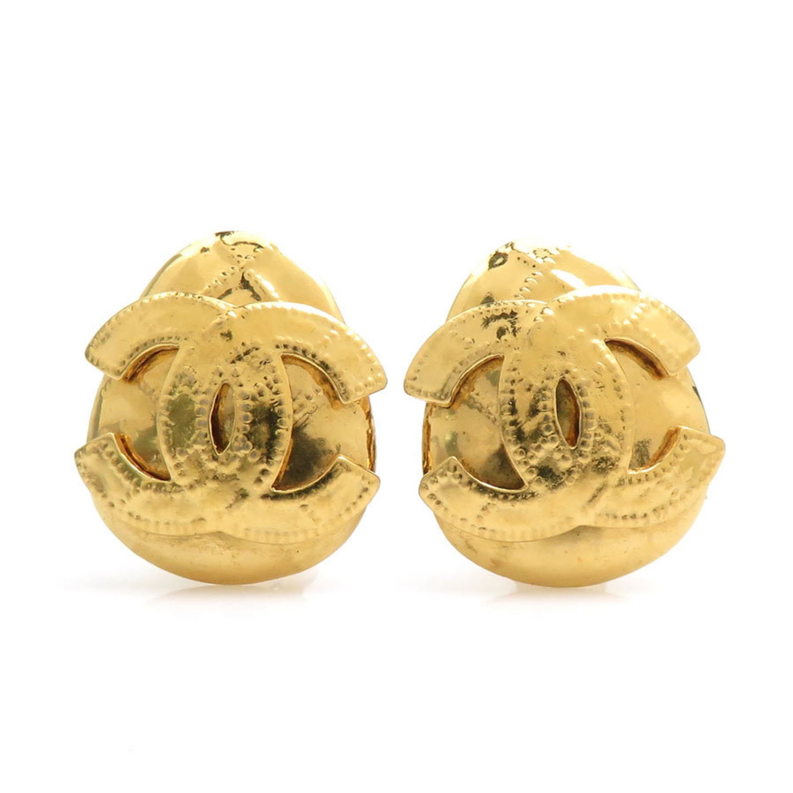 Metal clip earrings by Chanel: Metal clip earrings by Chanel Gold metal clip earrings bearing the signature of Chanel, crafted in France. Made from high-quality metal, these elegant earrings feature a classic design that adds a tou