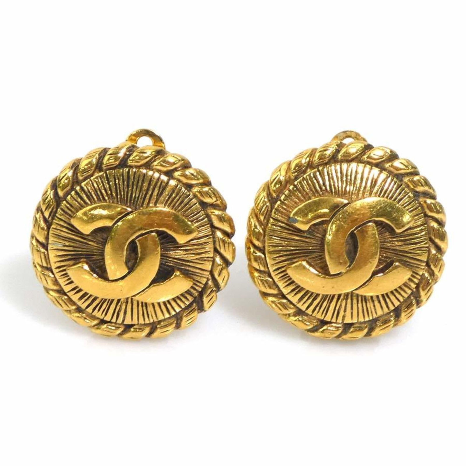 Metal clip earrings by Chanel: Metal clip earrings by Chanel Metal clip earrings by Chanel, crafted from gold metal in France. These stylish earrings feature the iconic Chanel design, showcasing the brand's signature elegance and s