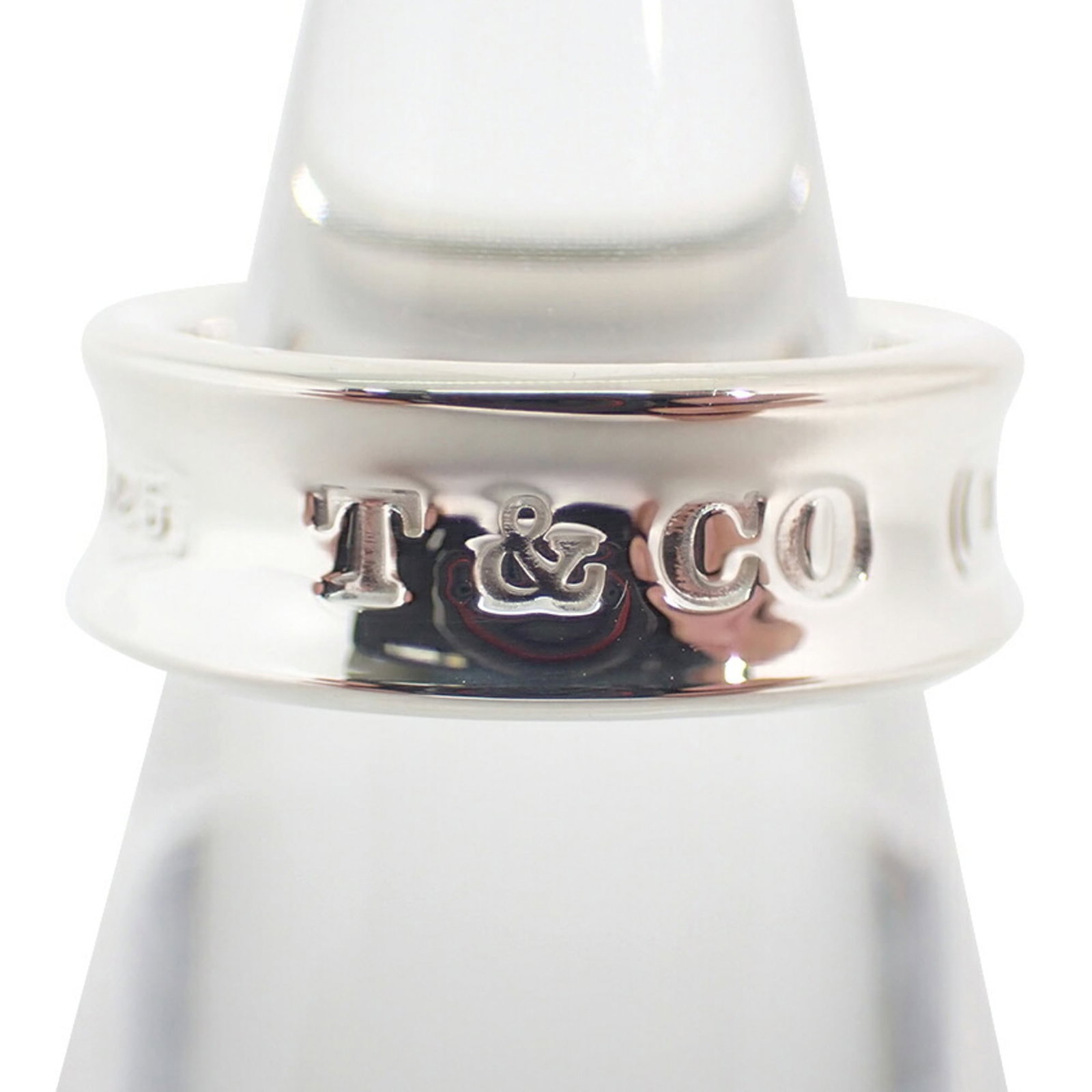 Tiffany Band Ring Sterling Silver 925: Tiffany Band Ring Sterling Silver 925 Sterling silver band ring from Tiffany, available in US size 5.5 and made from 925 material for durability. This classic design features a timeless look that suit