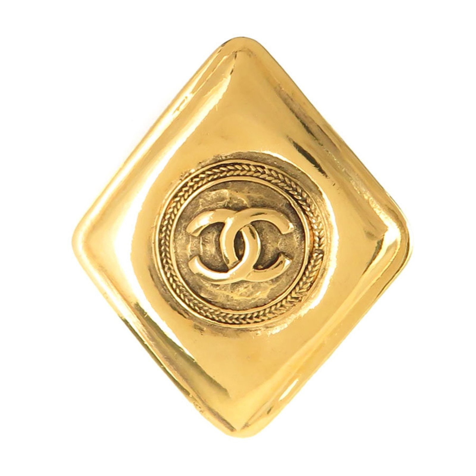Metal brooch by Chanel: Metal brooch by Chanel Gold metal brooch by renowned French fashion house Chanel, bearing the signature of its creator. This elegant piece measures 4.8cm x 4.1cm and showcases a sophisticated design