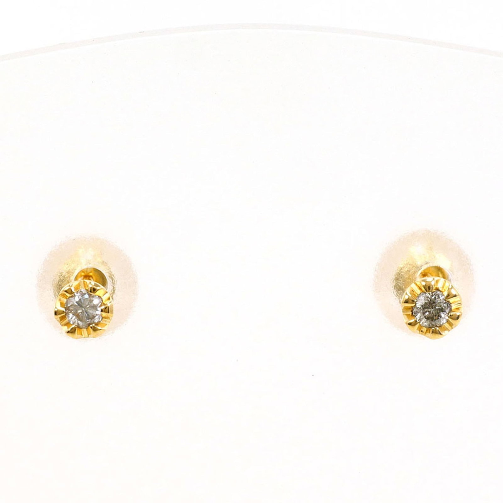 Unbranded Stud Earrings Yellow Gold (18K): Unbranded Stud Earrings Yellow Gold (18K) Yellow gold (18K) stud earrings with a diamond weight of 0.4g / 0.01oz, showcasing the purity and quality of 18K gold in a simple yet elegant design. The