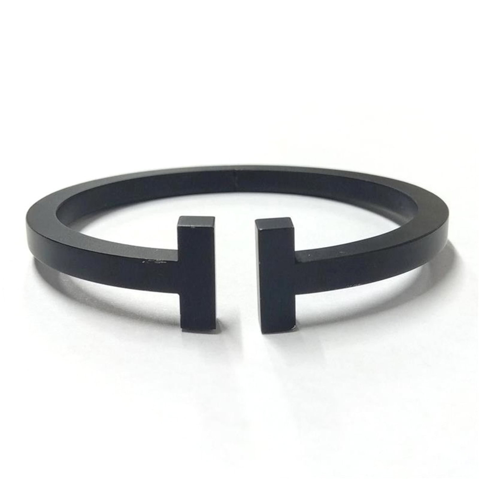 Stainless steel Tiffany bracelet charm: Stainless steel Tiffany bracelet charm Stainless steel Tiffany bracelet charm boasts a sleek black finish, measuring 17cm in length. This German-made charm features the iconic Tiffany brand and is cra