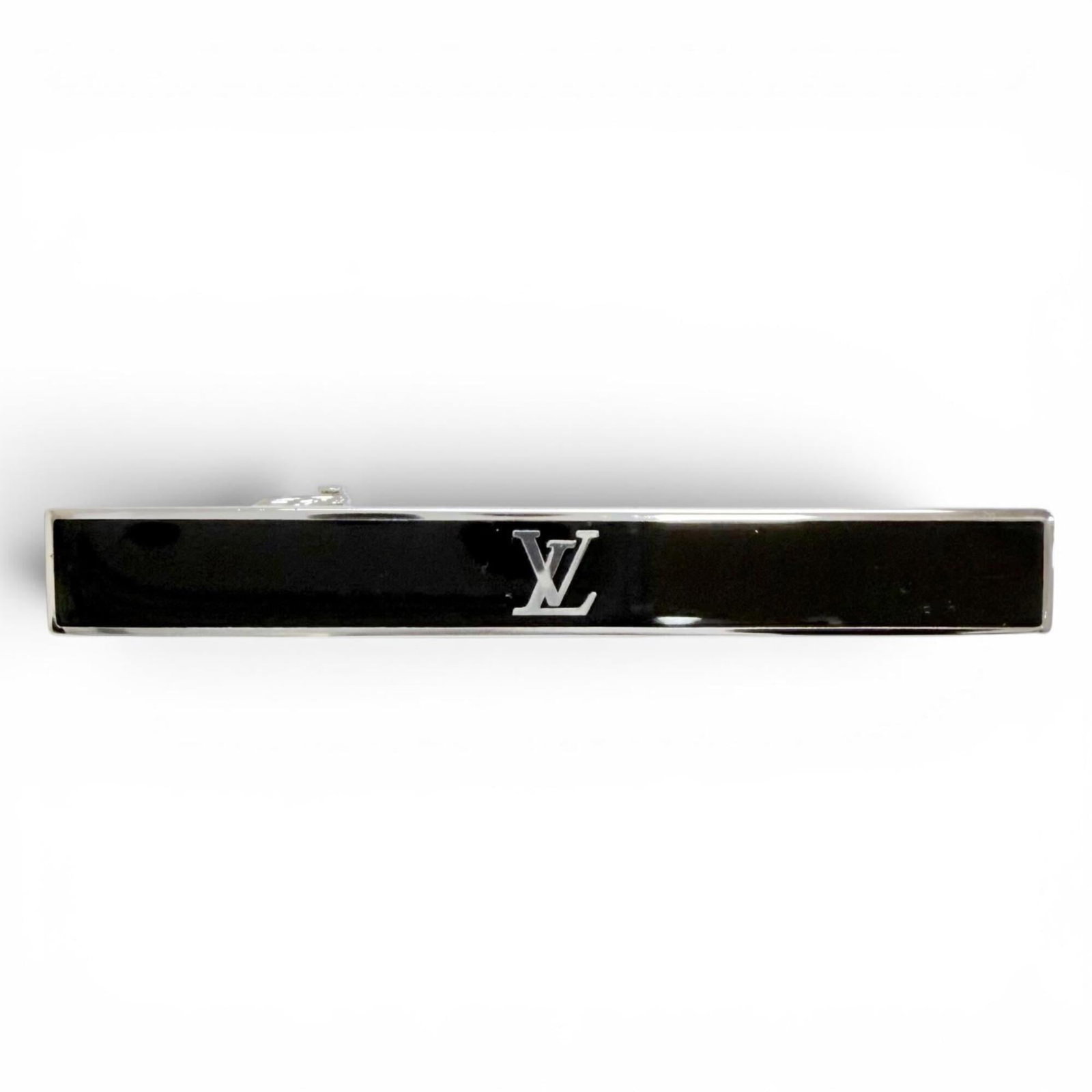 Tie pin Louis Vuitton: Tie pin Louis Vuitton Tie pin Louis Vuitton bears the signature of the brand, a hallmark of high-end craftsmanship. Made from durable materials, this sleek accessory features a striking black and silv