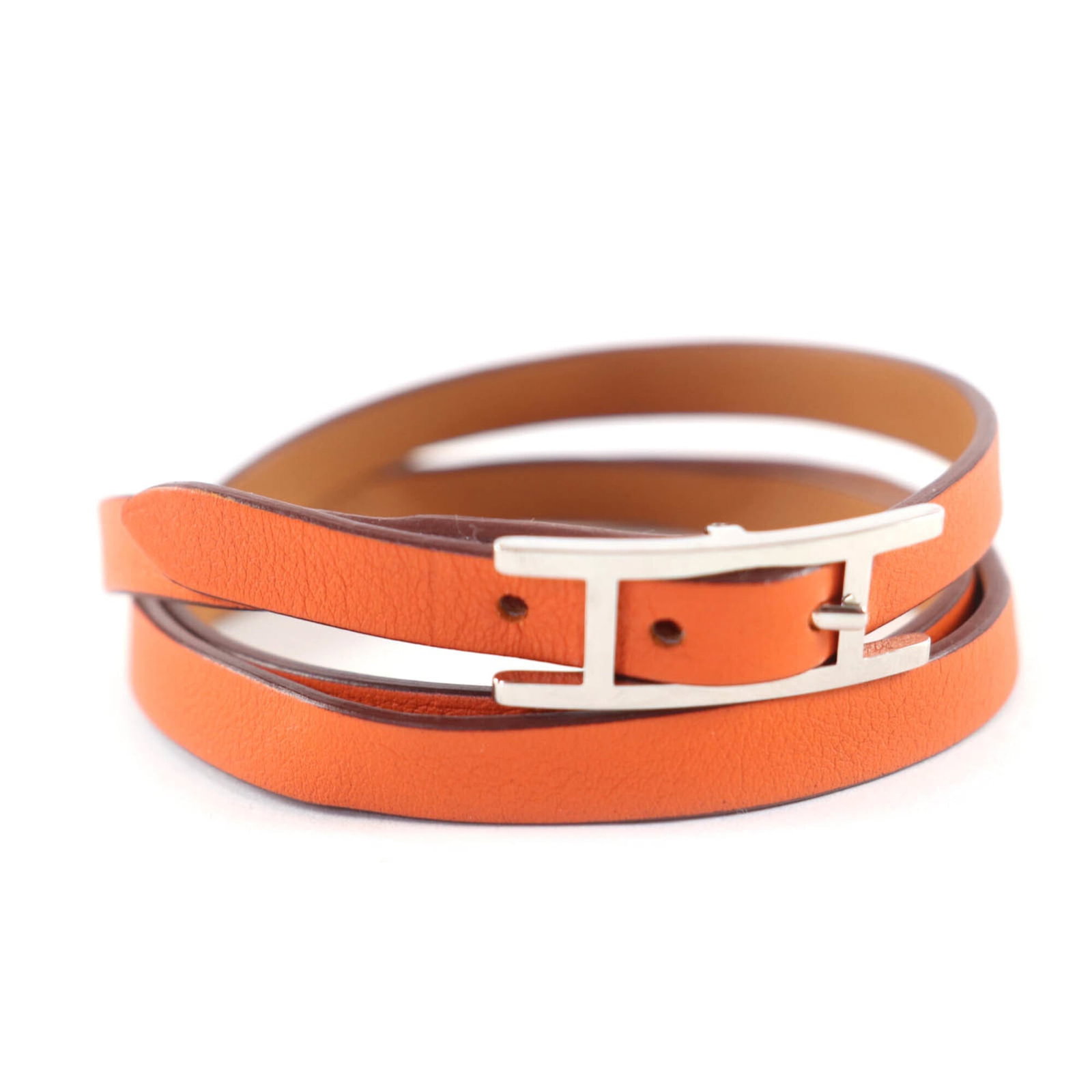 Hermes Charm Bracelet Leather: Hermes Charm Bracelet Leather Orange leather charm bracelet from Hermes, featuring the iconic brand's signature style. Made in France, this 70cm long piece boasts a classic design with a vibrant