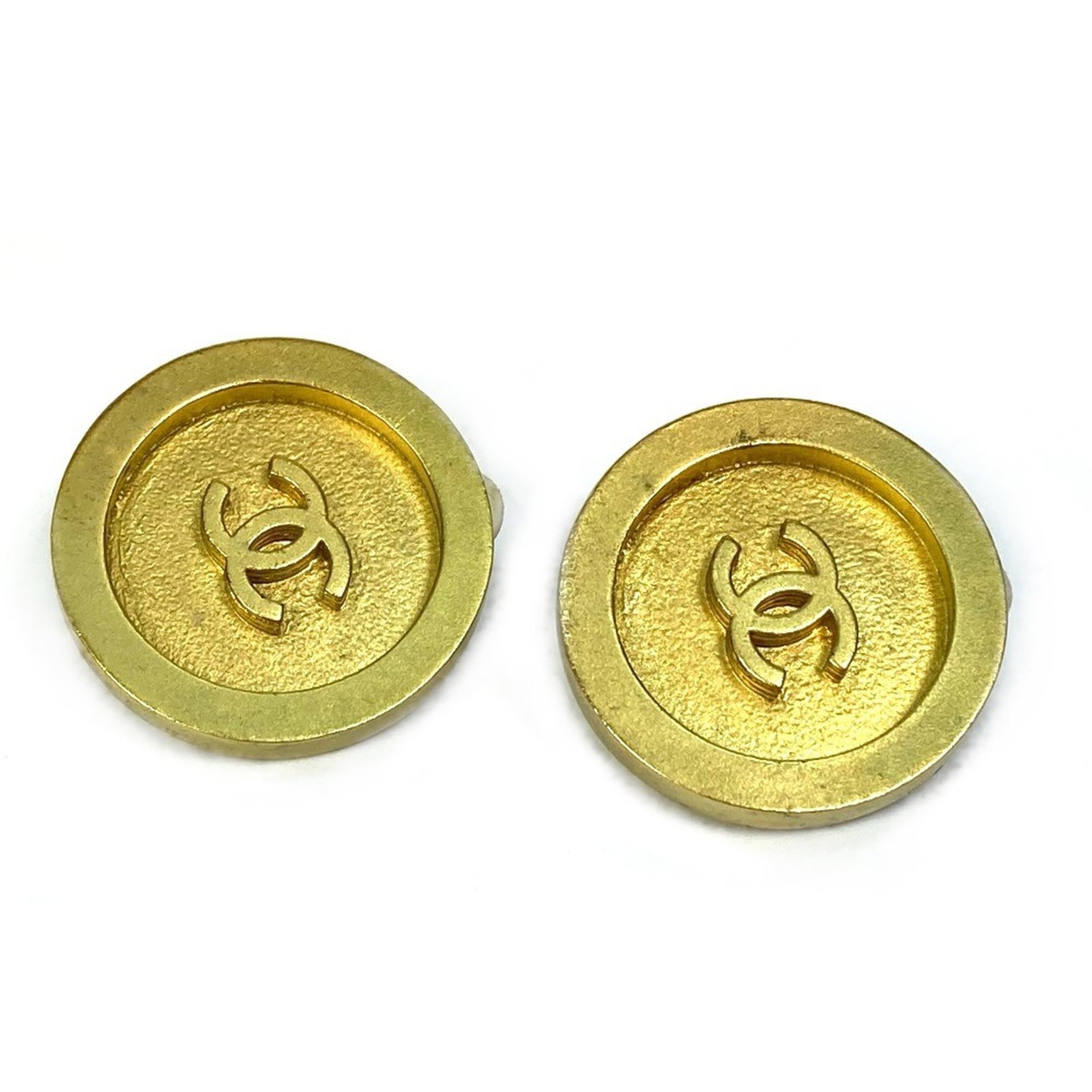 Clip earrings plated in gold by Chanel: Clip earrings plated in gold by Chanel Clip earrings plated in gold by Chanel, featuring a sleek design with a 28mm x 28mm size. Made from high-quality gold plating, these earrings showcase a luxuriou