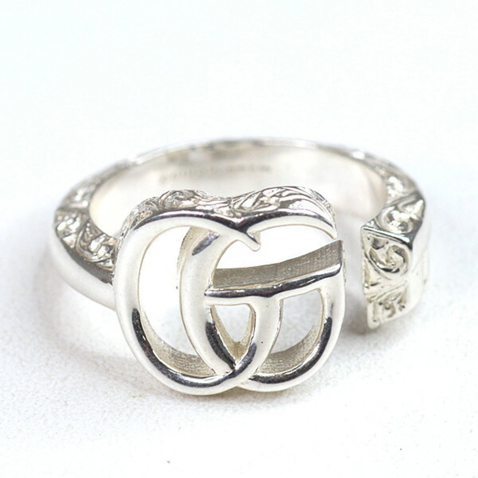 Ring in sterling silver 925 by Gucci: Ring in sterling silver 925 by Gucci Sterling silver 925 band ring by Gucci, crafted from high-quality material, features the iconic brand's signature style. This elegant ring comes in a sleek silver 
