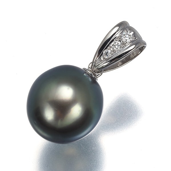 Pendant black solitaire diamond sea south pearl tasaki pt 900: Pendant black solitaire diamond sea south pearl tasaki pt 900 Platinum pendant featuring a cultured South Sea pearl and a tiny diamond, totaling 0.03ct in weight. The 900 platinum metal construction p