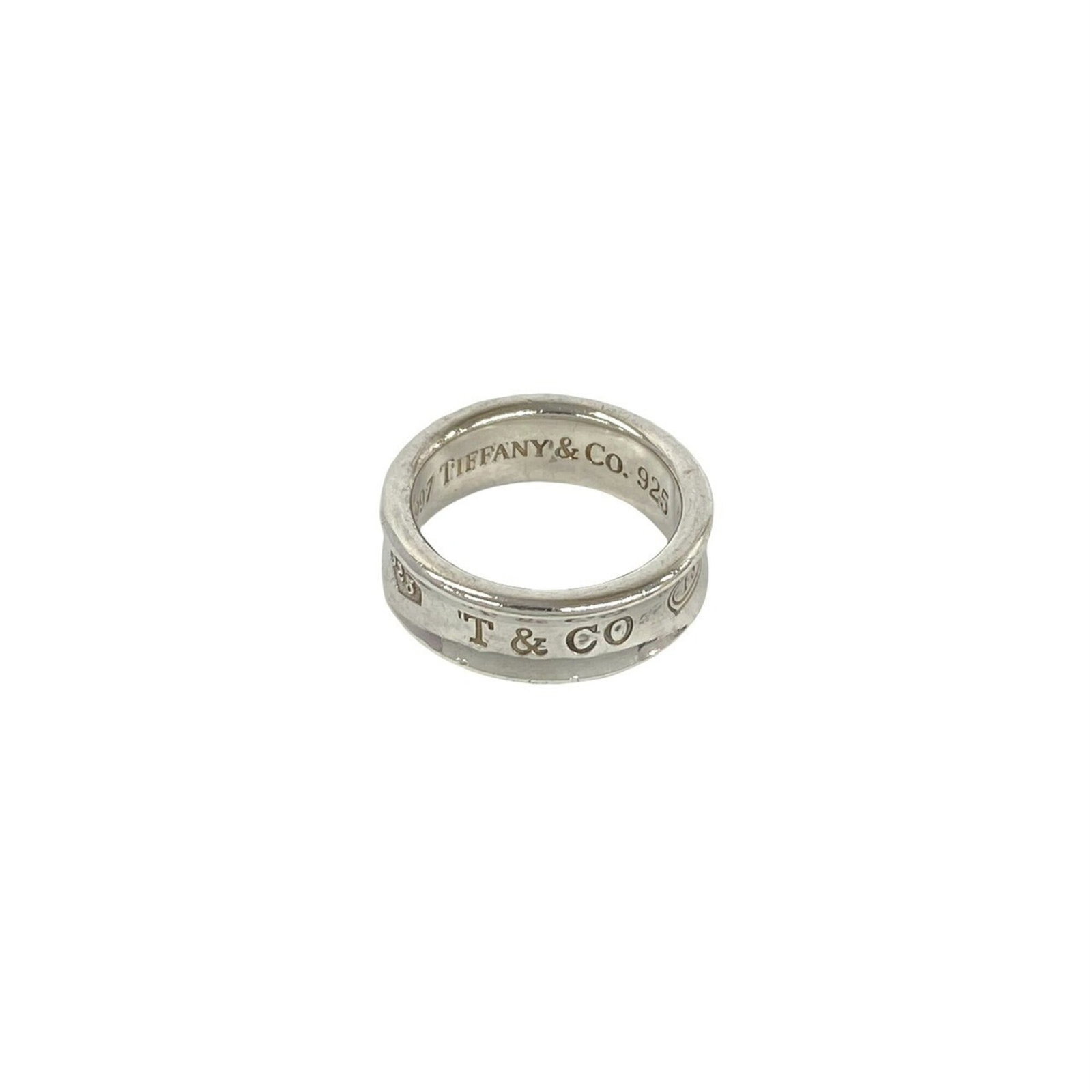 Silver band ring Tiffany 925: Silver band ring Tiffany 925 Silver band ring from Tiffany Type, made with high-quality Silver 925 material. This elegant band features a classic design and is available in US Size 6.5. The silver fin