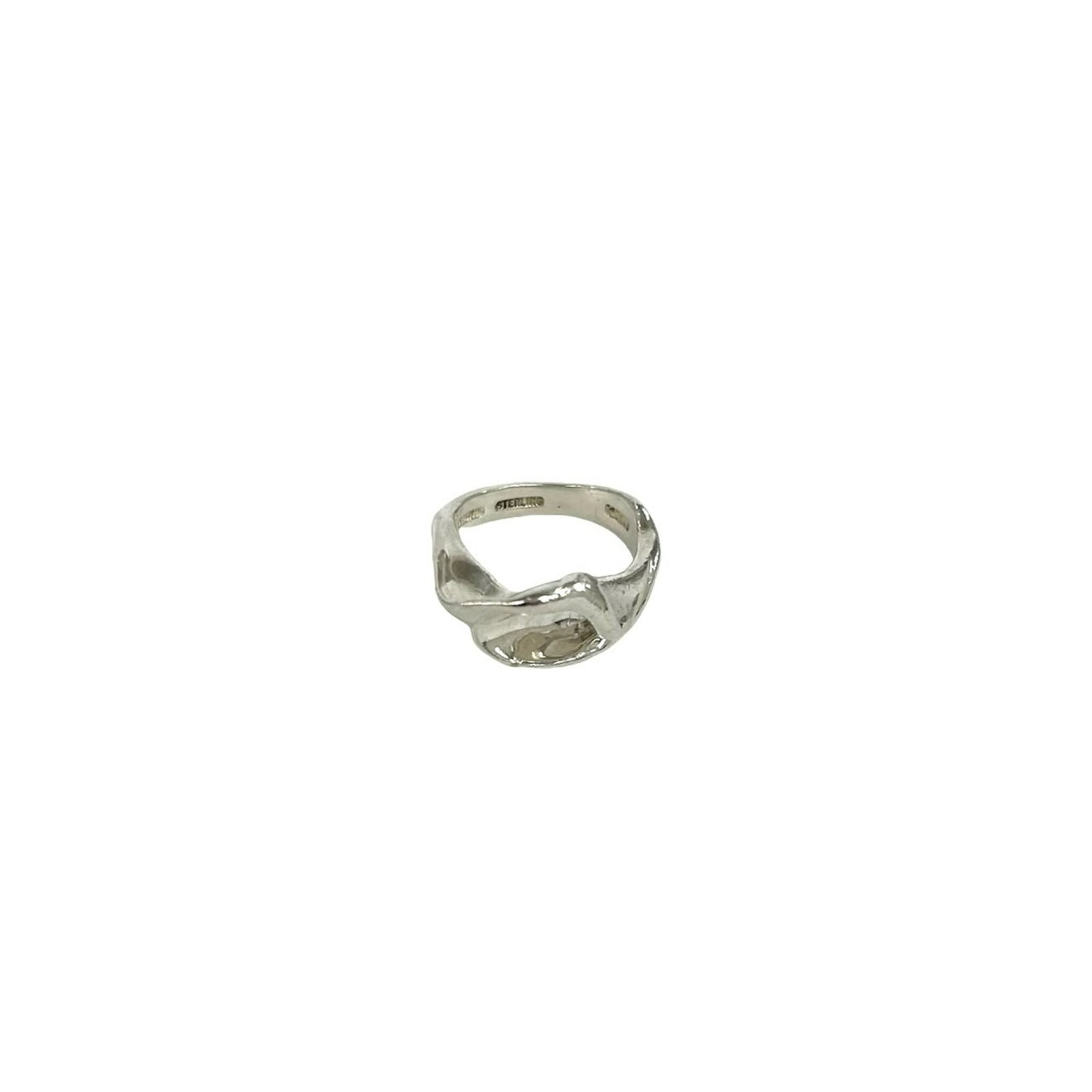 Silver band ring Tiffany 925: Silver band ring Tiffany 925 Silver band ring Tiffany 925 features a sleek, silver design with a US size 6.5 fit. Made from high-quality sterling silver (925), this band ring offers a touch of underst