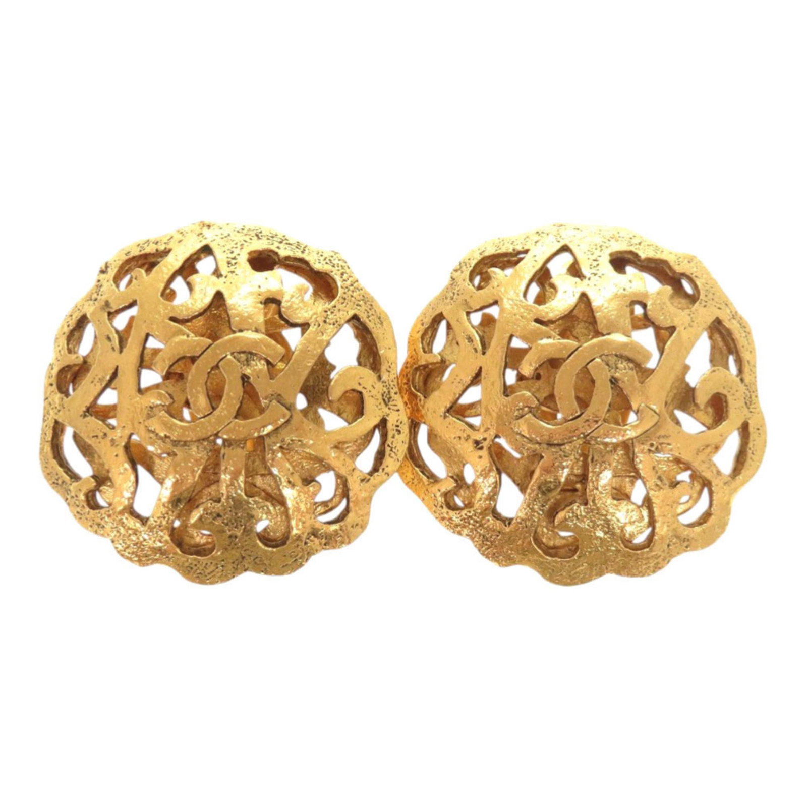 Chanel Clip Earrings Gold Plating: Chanel Clip Earrings Gold Plating Chanel Clip Earrings Gold Plating are crafted with gold plating, bearing the iconic French brand's signature style. Measuring 30.00mm x 30.00mm, these clip earrings
