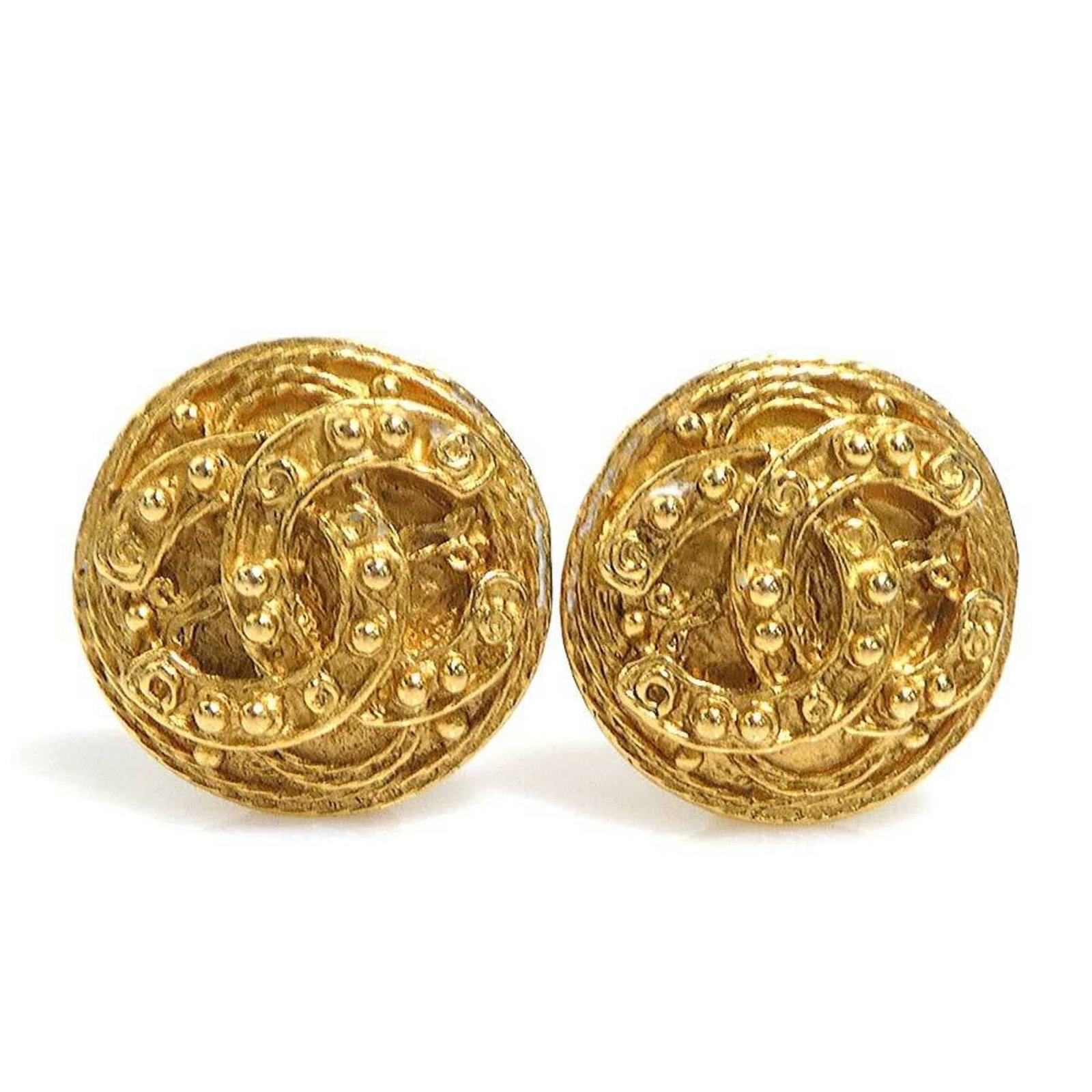 Metal clip earrings by Chanel: Metal clip earrings by Chanel Metal clip earrings by Chanel, crafted from gold metal in France. These stylish earrings feature the iconic Chanel design, showcasing the brand's signature elegance and s