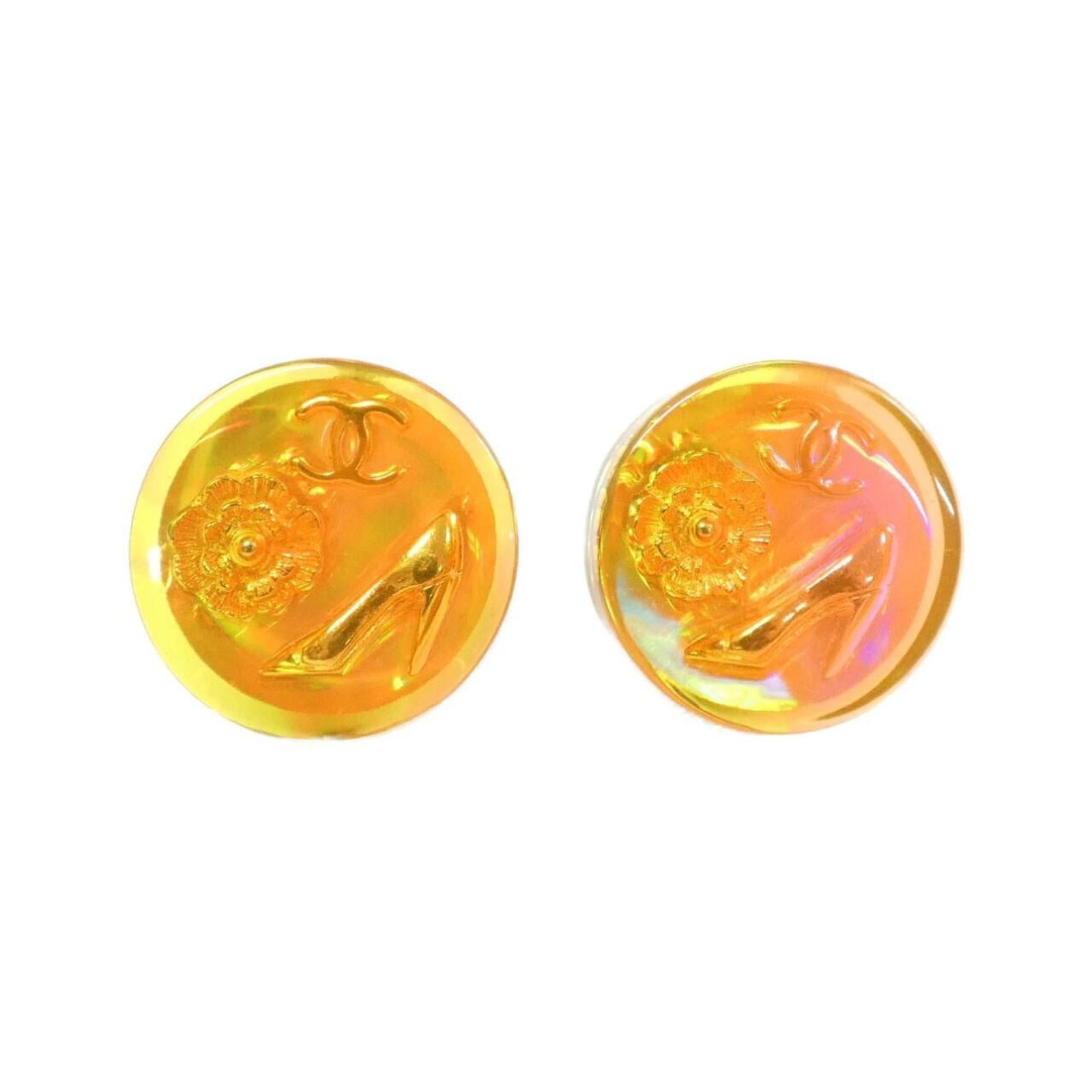 Clip earrings from Chanel: Clip earrings from Chanel Clip earrings from Chanel feature a sleek design with a green and orange color combination. Measuring 25.00mm x 25.00mm, they come in a compact box for storage. The iconic