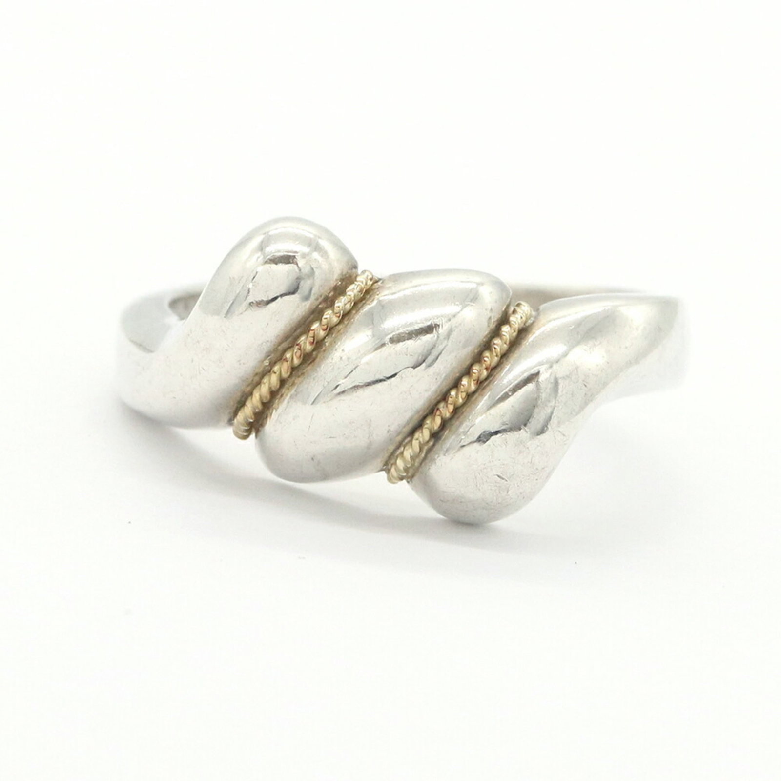Tiffany Band Ring Sterling Silver 925 Gold Yellow 18K: Tiffany Band Ring Sterling Silver 925 Gold Yellow 18K Sterling silver and 18K yellow gold come together in this elegant band ring, available in US size 6.5. The combination of materials adds a touch