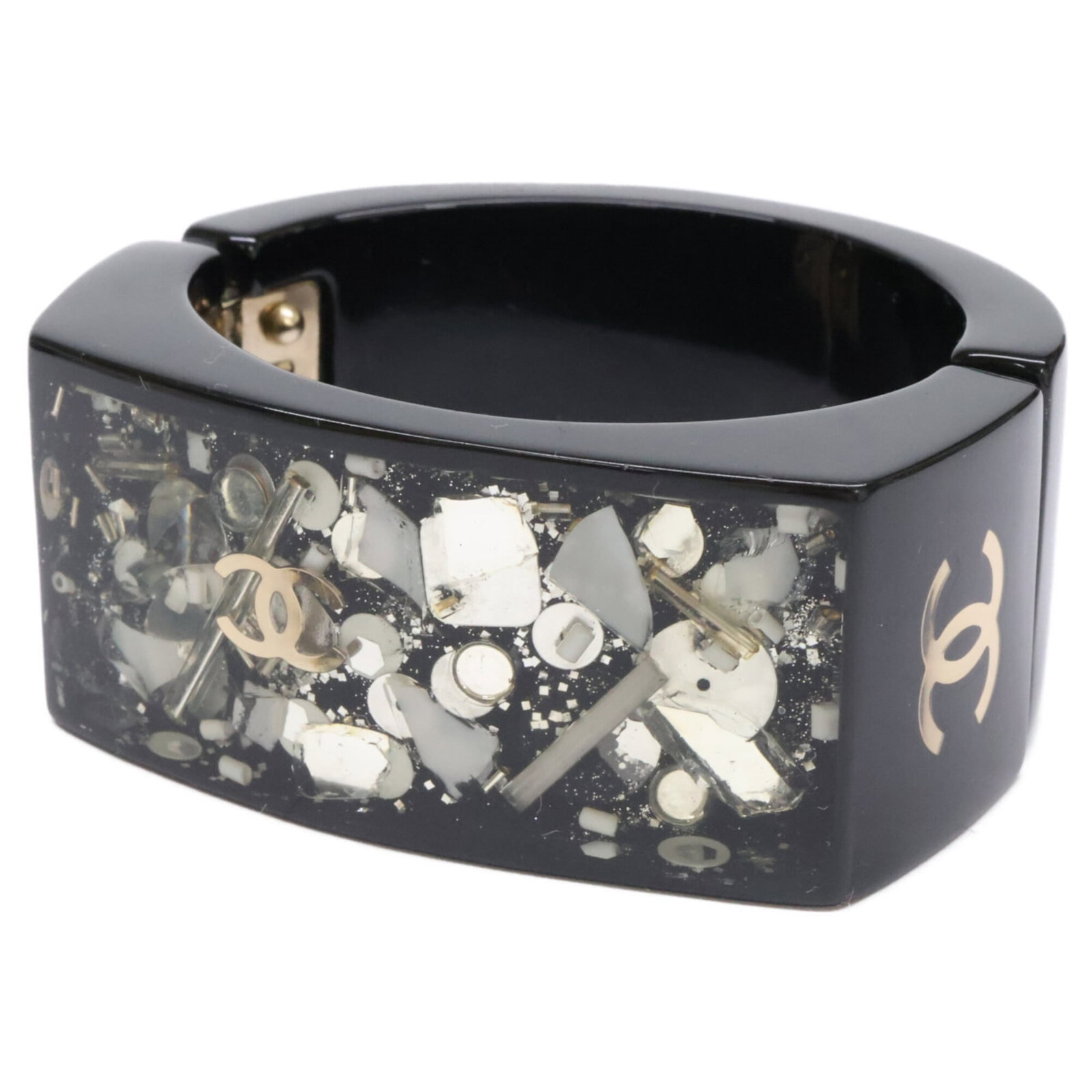 Resin Bangle Chanel: Resin Bangle Chanel Resin bangle in black, measuring 17cm in length. This resin bangle features the iconic Chanel brand and design. A simple yet stylish accessory for everyday wear. Item Specifics: Br