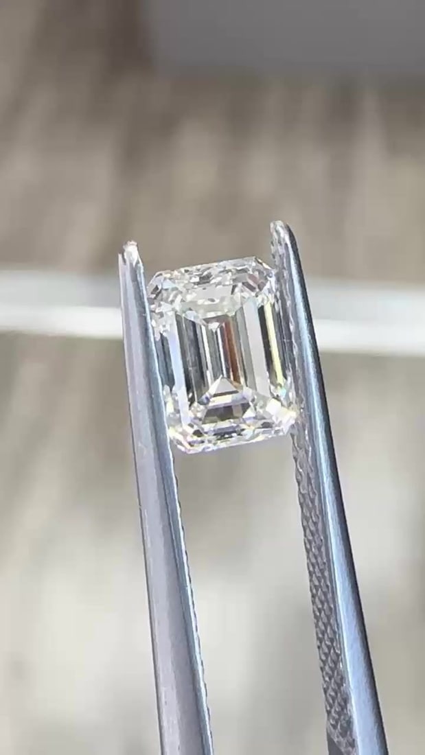 EGL Emerald 1.0ct G VVS2 - Loose Natural Diamond: EGL Emerald 1.0ct G VVS2 - Loose Natural Diamond 1.0ct G VVS2 Emerald Cut Loose Natural Diamond with EX Polish and Symmetry, measuring 4.71L x 6.31W x 3.36H, certified by EGL. This stone boasts