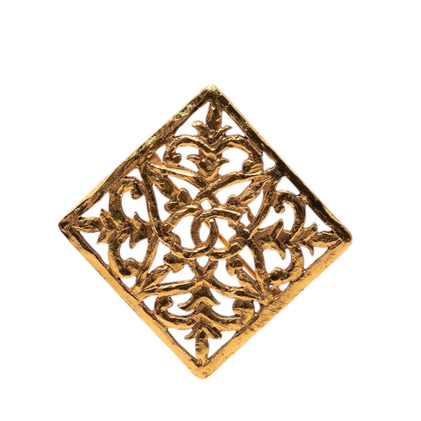 Chanel Brooch: Chanel Brooch Gold Chanel Brooch measures 4.83cm x 4.83cm / 1.9'' x 1.9''. The brooch bears a signature and features the iconic Chanel brand. Its compact size makes it a stylish accessory for women. I