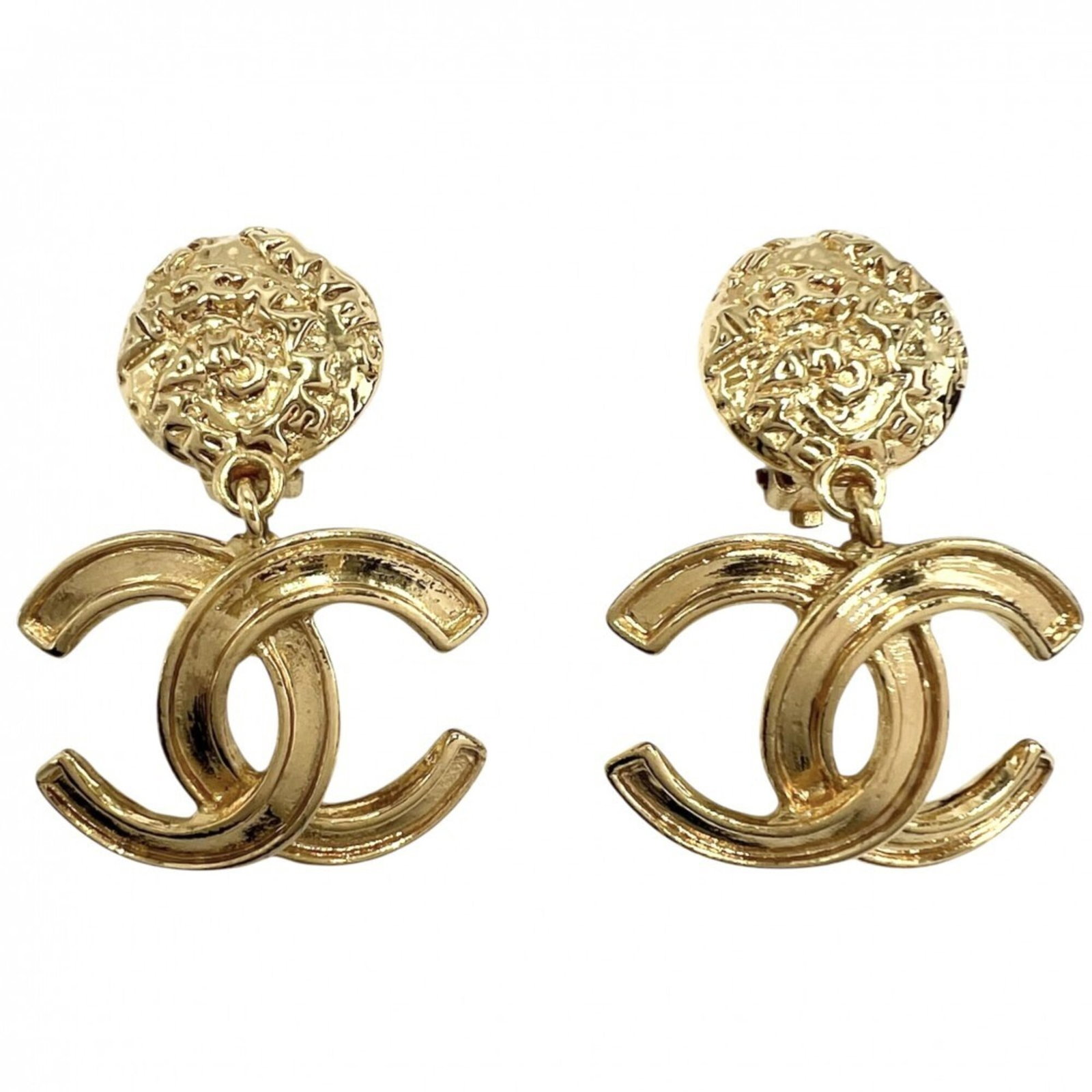 Chanel Clip Earrings Gold Plating: Chanel Clip Earrings Gold Plating Gold plating gives these Chanel clip earrings a luxurious shine, while their compact size makes them easy to wear. Measuring just 37mm x 25mm x 3mm, they are small