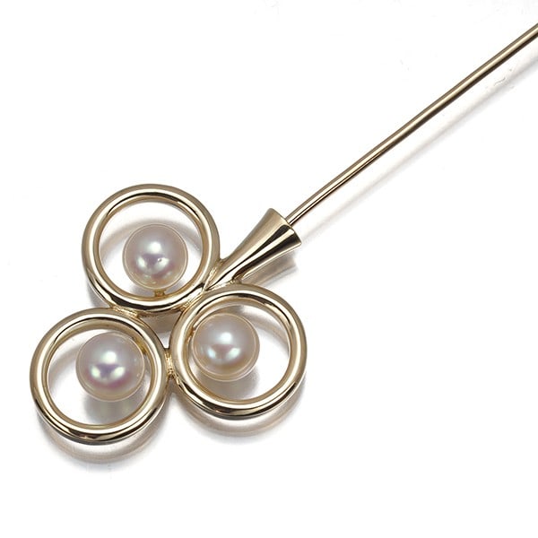 Mikimoto Brooch Akoya Pearl 5.0-5.2Mm Clover 14K 585 Yellow Gold: Mikimoto Brooch Akoya Pearl 5.0-5.2Mm Clover 14K 585 Yellow Gold 14K yellow gold brooch featuring a stunning Akoya pearl measuring approximately 5.0-5.2mm, set in a design that showcases the natural b
