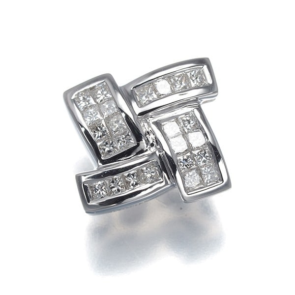 0.25ct Diamond 18k white gold pendant: 0.25ct Diamond 18k white gold pendant The 0.25ct diamond pendant shines in its 18k white gold setting, showcasing a natural diamond with a total weight of 0.25ct. The pendant's design size measures 13