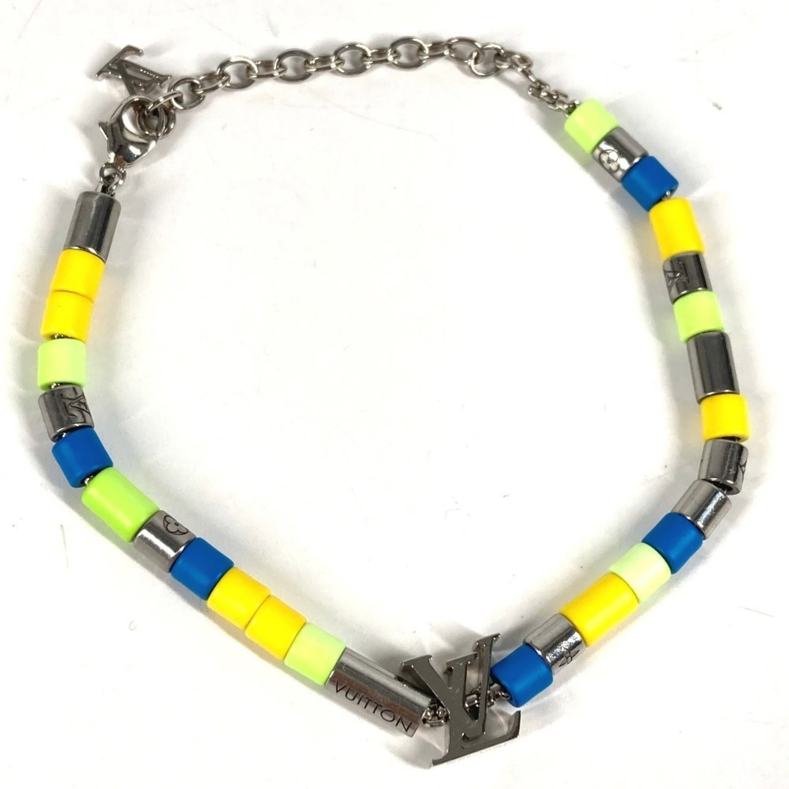 Louis Vuitton Charm Bracelet Metal: Louis Vuitton Charm Bracelet Metal Made from metal, this Louis Vuitton charm bracelet features a blue and yellow color combination. The item measures 23.5cm in length, making it suitable for both men 