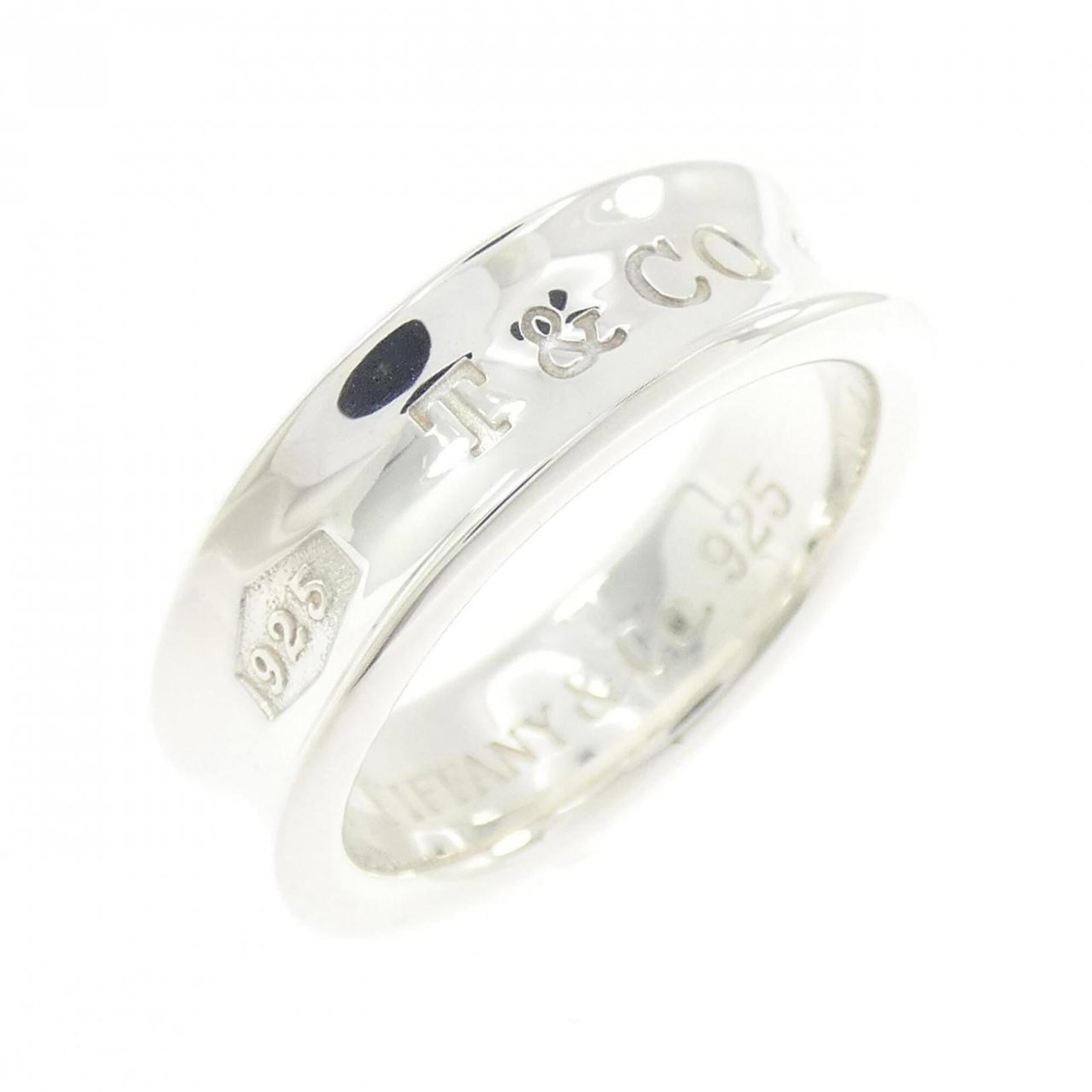 Silver band ring Tiffany 925: Silver band ring Tiffany 925 Silver band ring Tiffany 925 features a classic design in high-quality silver. Made from durable 925 sterling silver, this band ring offers a timeless look and feel. Avail