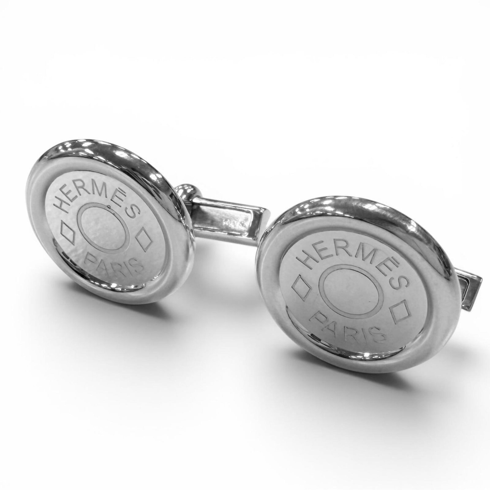 Hermes Cufflinks Silver 925: Hermes Cufflinks Silver 925 Silver 925 Cufflinks from Hermes, crafted in France. These elegant cufflinks are made from high-quality silver and feature a sleek, modern design. With their understated so
