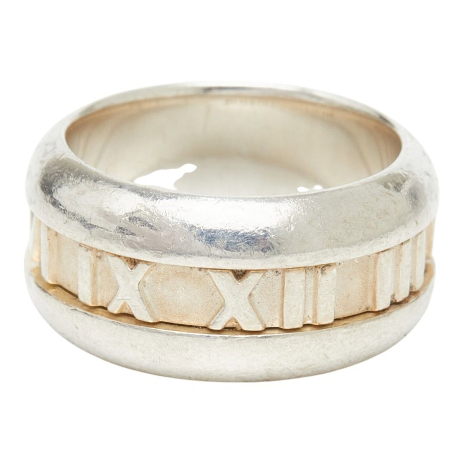 Silver band ring Tiffany 925: Silver band ring Tiffany 925 Silver band ring Tiffany 925 features a elegant design made from high-quality silver. The ring comes in a US size 4.5 and is presented in a box for storage and protection.