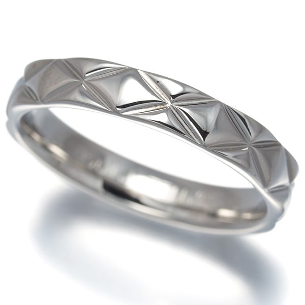 Chanel Ring Matelasse Medium Eu52 950 Platinum: Chanel Ring Matelasse Medium Eu52 950 Platinum Platinum ring with intricate Matelasse design, crafted from 950 platinum for durability and luxury. The EU52 size provides a comfortable fit, while the
