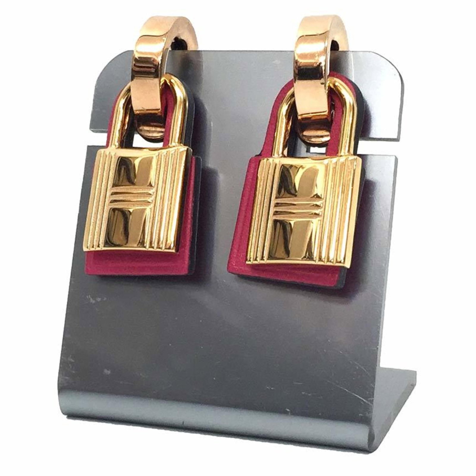 Hermes leather stud earrings are swift: Hermes leather stud earrings are swift Swift leather from Hermes forms the basis of these stud earrings, available in magenta and rose gold. The item comes with a box for storage. These earrings are