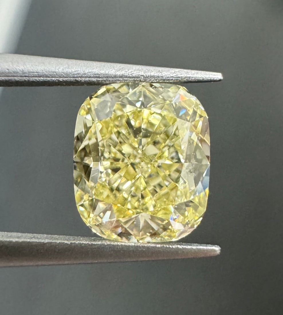 GIA Cushion Brilliant 1.05ct Fancy Light Yellow VVS2 - Loose Natural Diamond: GIA Cushion Brilliant 1.05ct Fancy Light Yellow VVS2 - Loose Natural Diamond GIA certified, this loose natural diamond boasts exceptional clarity (VVS2) and color (Fancy Light Yellow), making it a