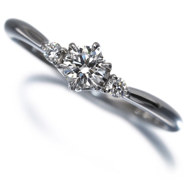 Star Jewelry Ring Diamond 0.210Ct F Vs1 3Ex Us6-6.25 950 Platinum: Star Jewelry Ring Diamond 0.210Ct F Vs1 3Ex Us6-6.25 950 Platinum The Star Jewelry Ring boasts a stunning 0.210ct F Vs1 diamond at its centre, set against a platinum shank with a strong blue