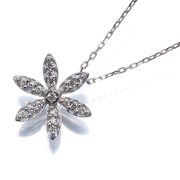 Vendome Necklace Diamond 0.11Ct Flower 18K 750 White Gold: Vendome Necklace Diamond 0.11Ct Flower 18K 750 White Gold Vendome's 18k white gold flower pendant necklace showcases a delicate diamond, totaling 0.11ct, set within its intricate design. The natural d
