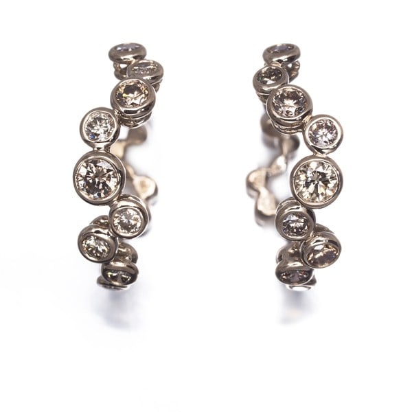 Diamond Hoop Bezel 0.80Ct 750 Brown Gold 18K: Diamond Hoop Bezel 0.80Ct 750 Brown Gold 18K The 0.80ct diamond hoop bezel earring features a natural diamond set in a stunning 18k brown gold setting, showcasing the beauty of this precious stone wit