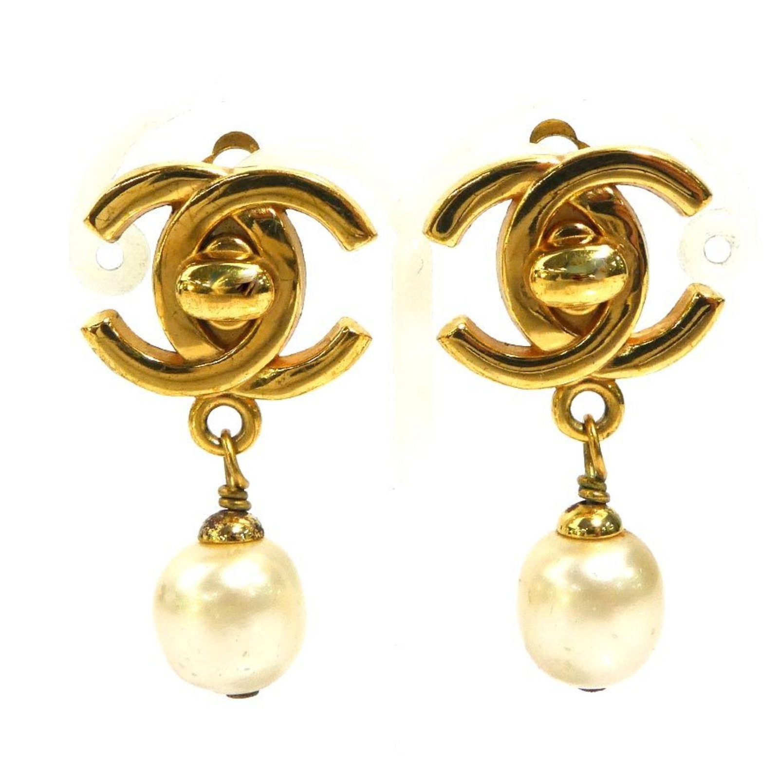 Chanel Clip Earrings Artificial Pearl Metal: Chanel Clip Earrings Artificial Pearl Metal Clip earrings featuring artificial pearl and metal, bearing the iconic Chanel design. Made in France, these gold and off-white clip earrings are a stylish a